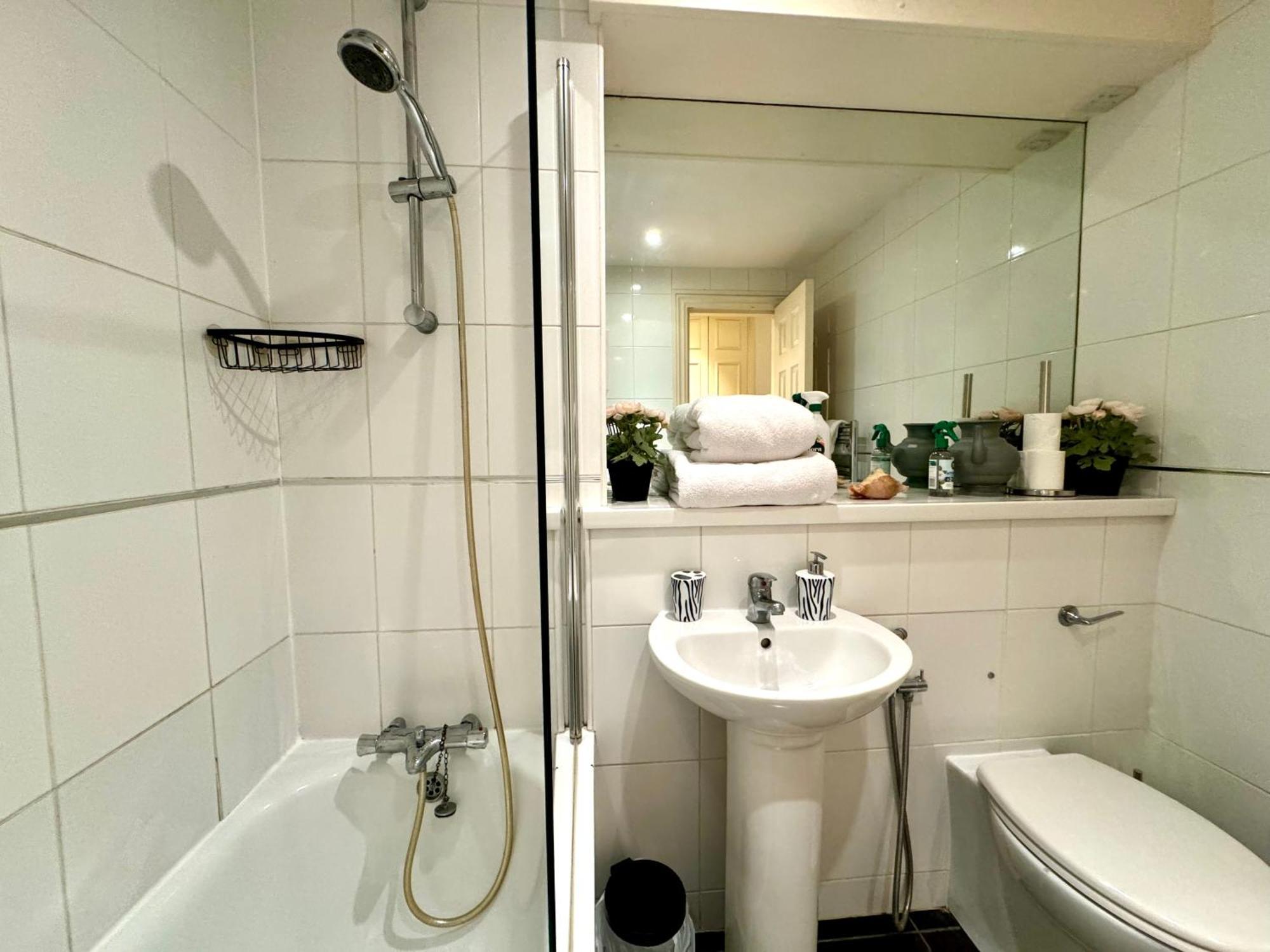 Lovely 2 Bedroom By Wild Apartment London