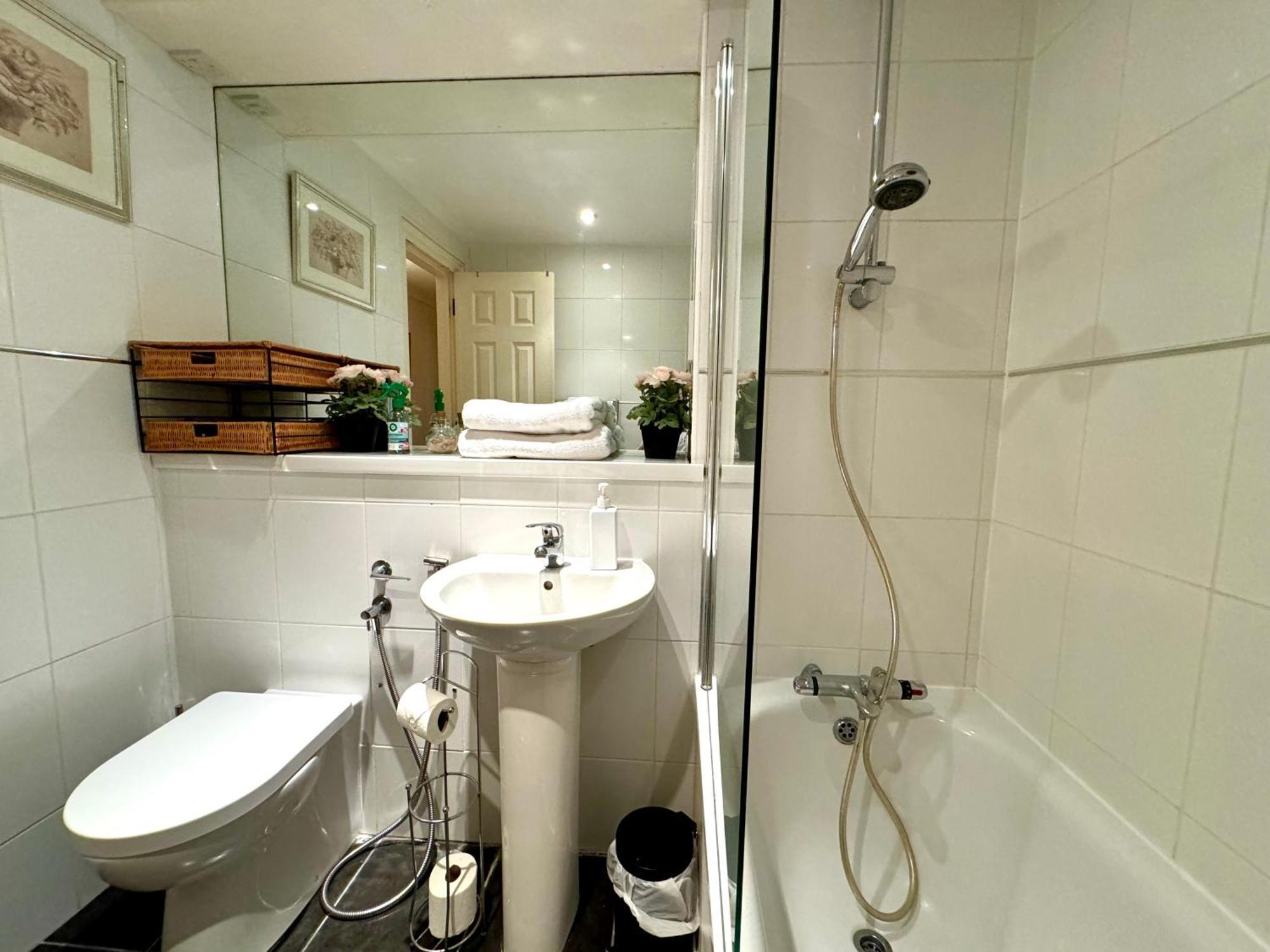 Lovely 2 Bedroom By Wild Apartment London