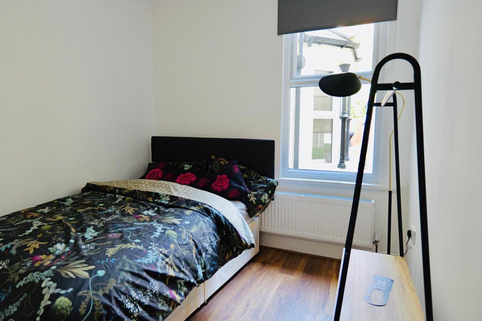 Two Bedroom Flat Near Transport & Shops *