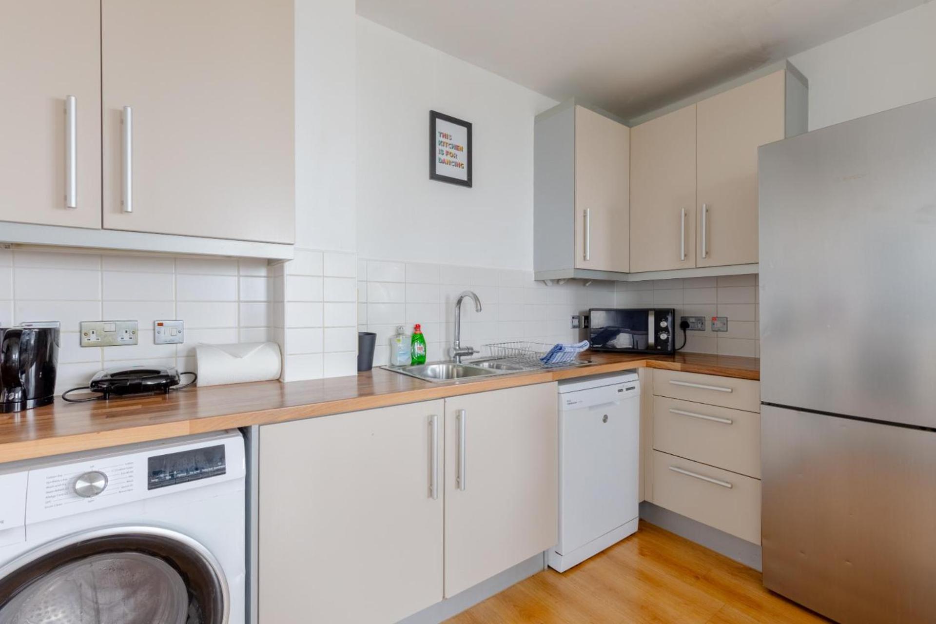 Bright 2 Bed Flat With Views Near Tower Bridge London