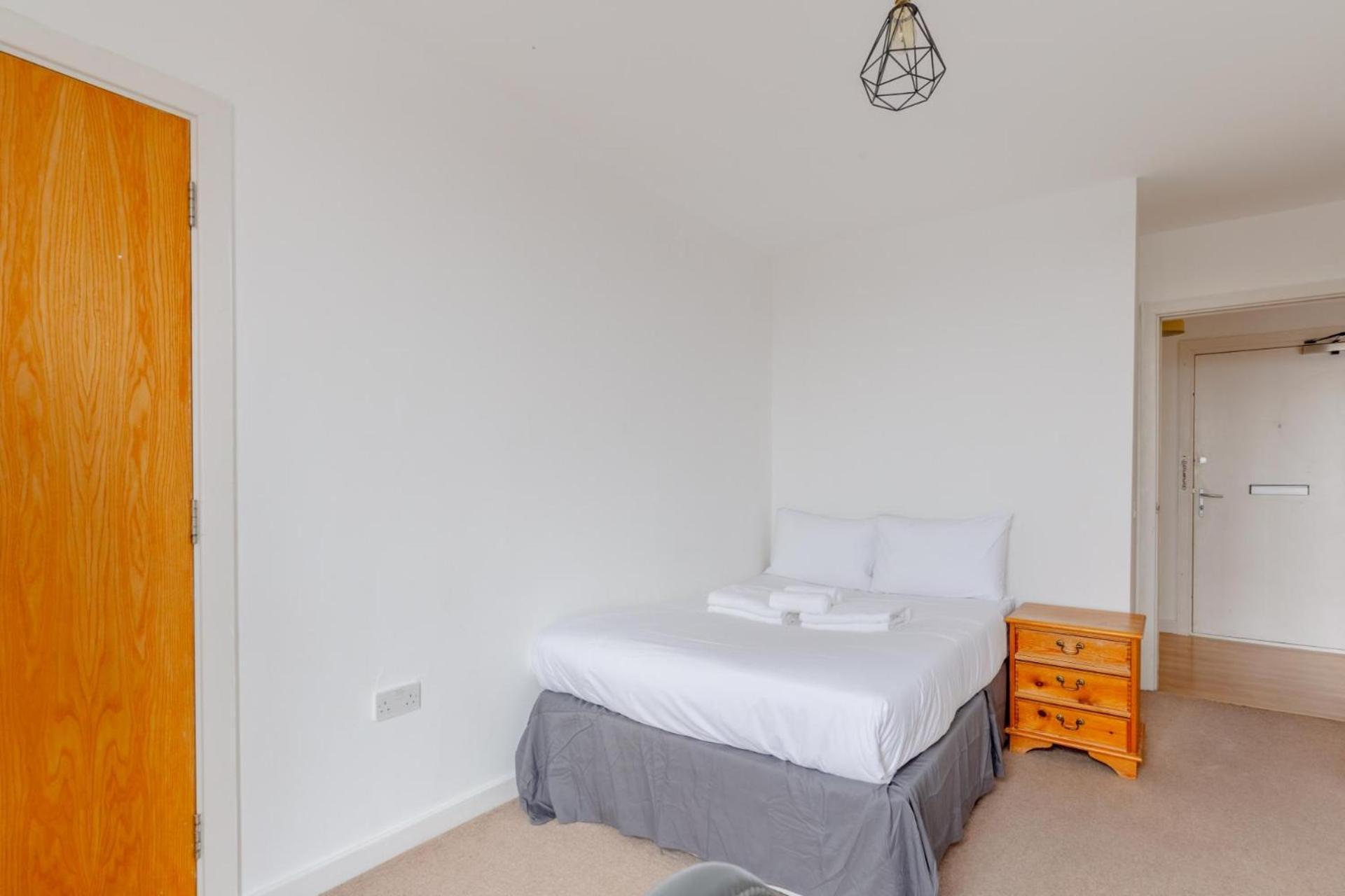 Bright 2 Bed Flat With Views Near Tower Bridge *