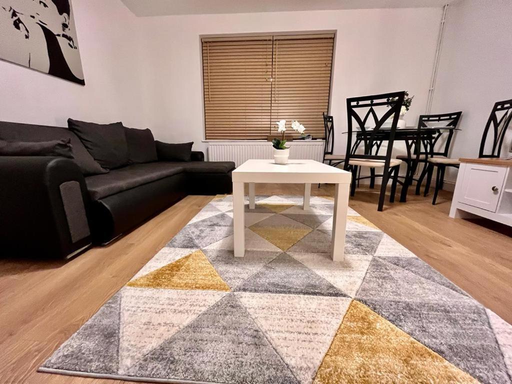 Flat - Good Access To And More! London