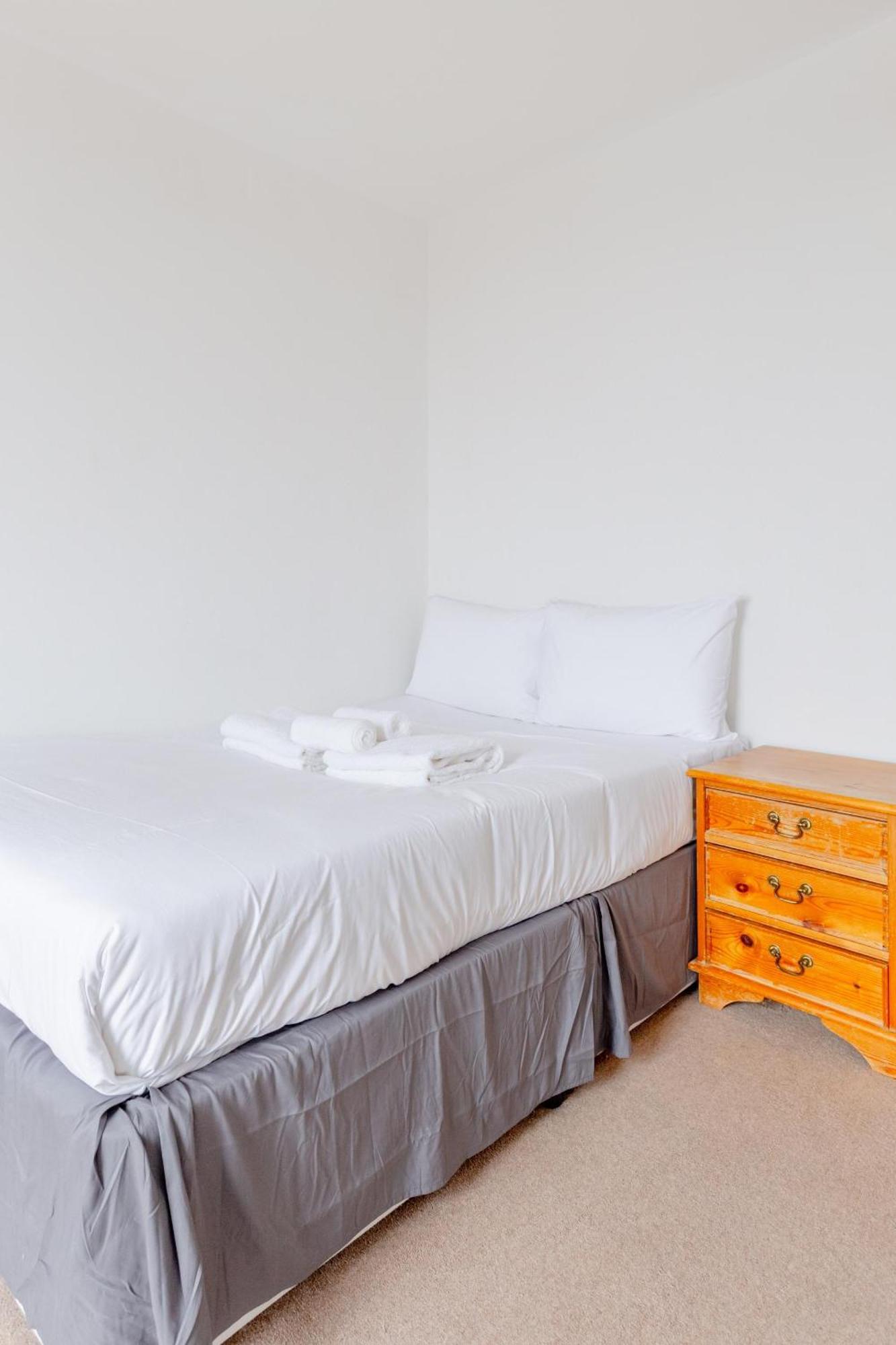 Bright 2 Bed Flat With Views Near Tower Bridge *