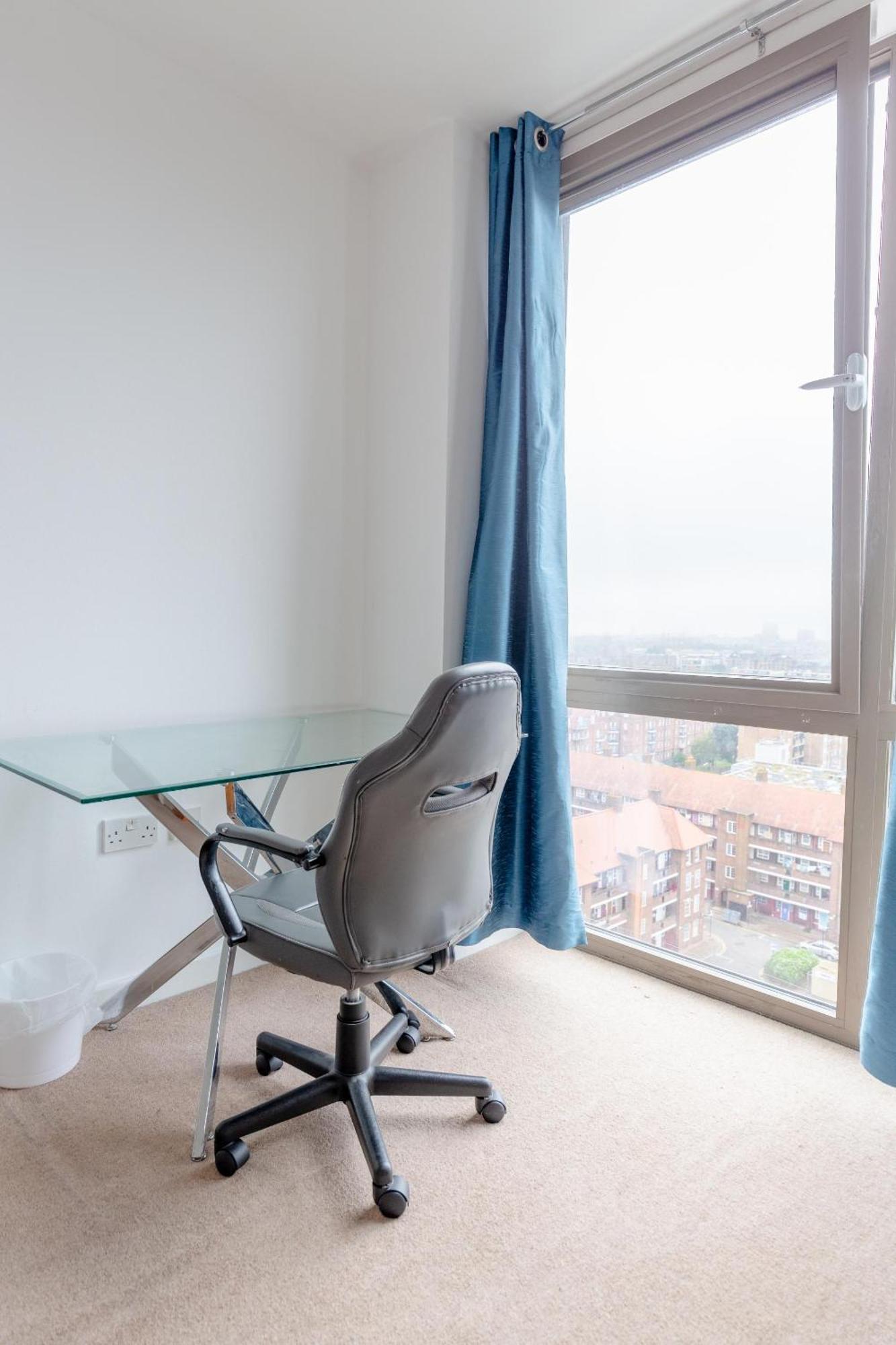 Bright 2 Bed Flat With Views Near Tower Bridge *