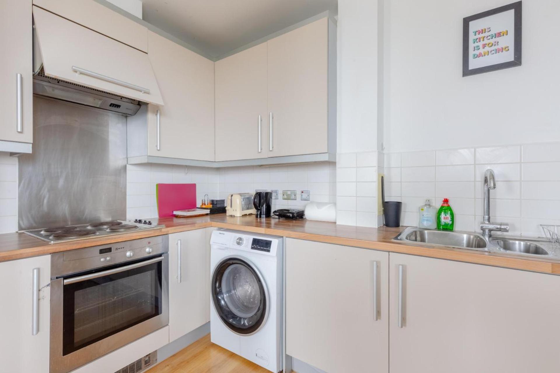 Bright 2 Bed Flat With Views Near Tower Bridge *