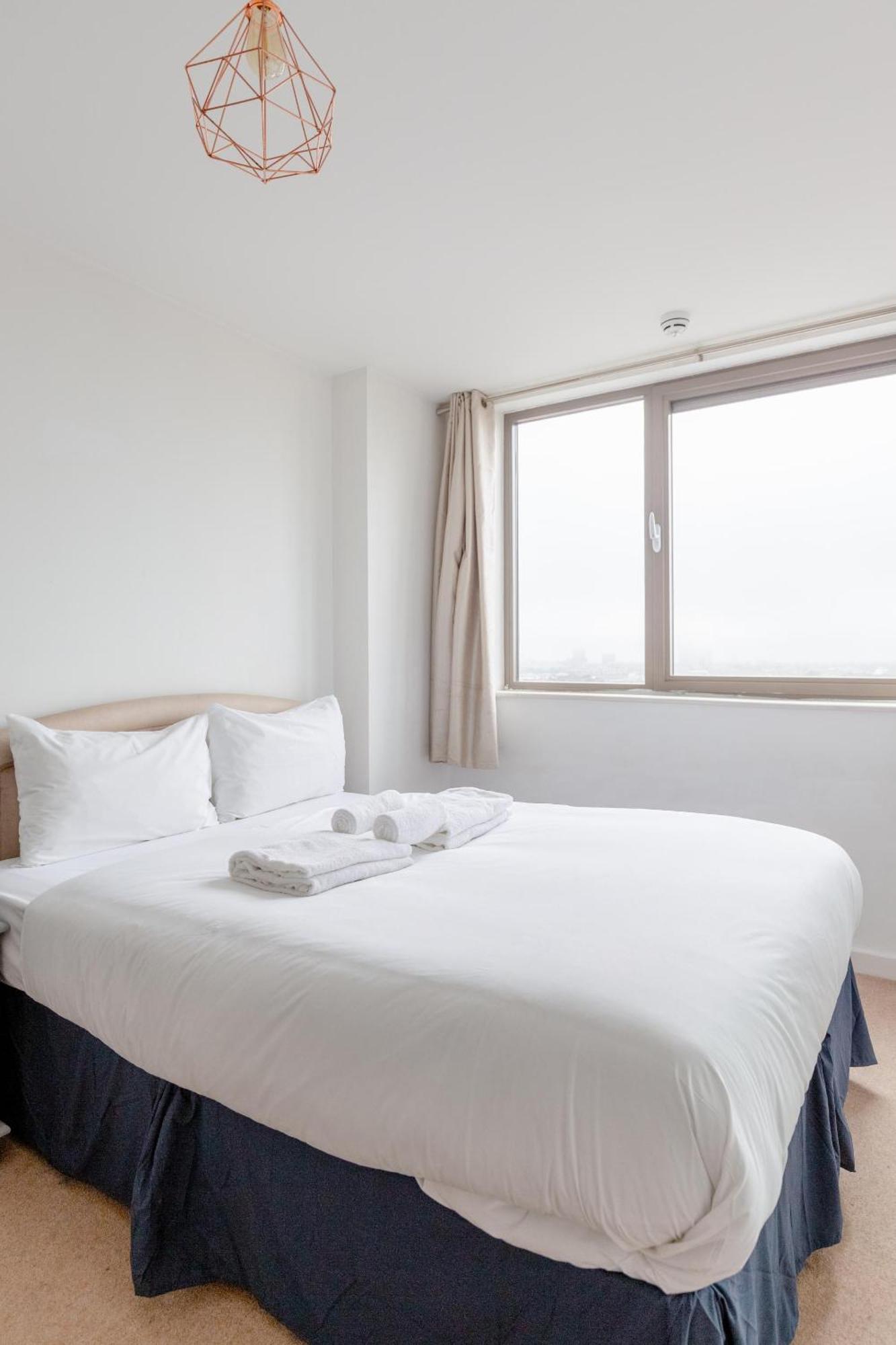 Bright 2 Bed Flat With Views Near Tower Bridge * London
