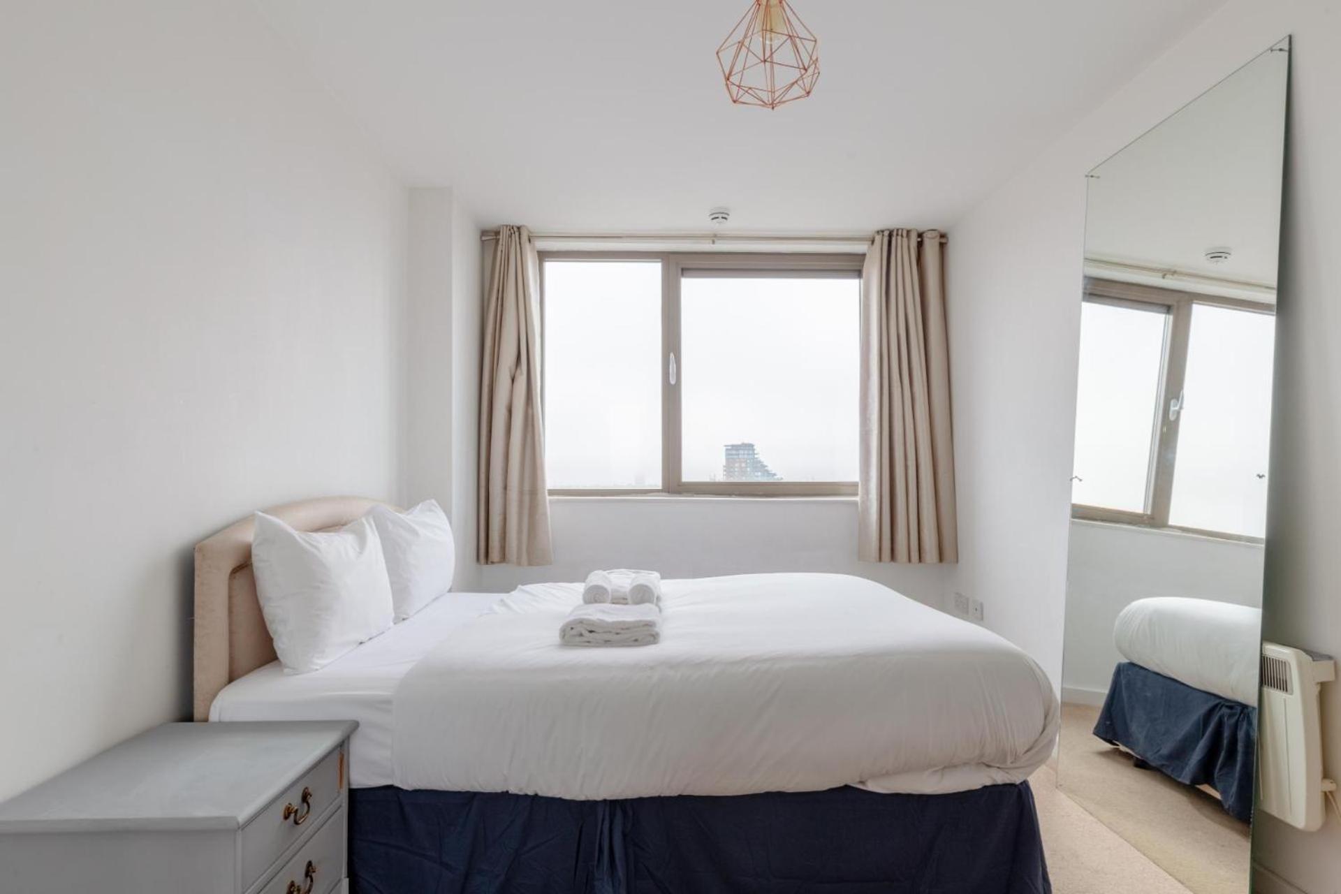Bright 2 Bed Flat With Views Near Tower Bridge