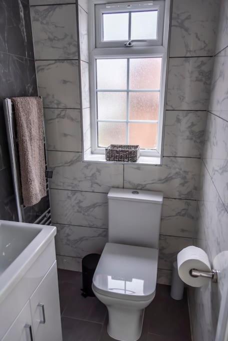 Smart Modern, Split Level Flat, Free Parking Apartment London
