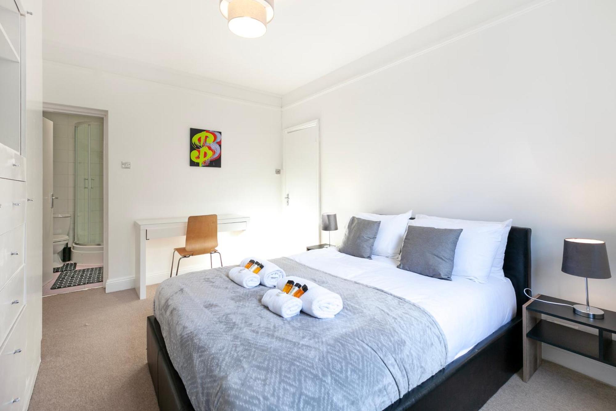 Beautiful 3 Bedroom Flat In Scott Ellis Gardens Leilighet