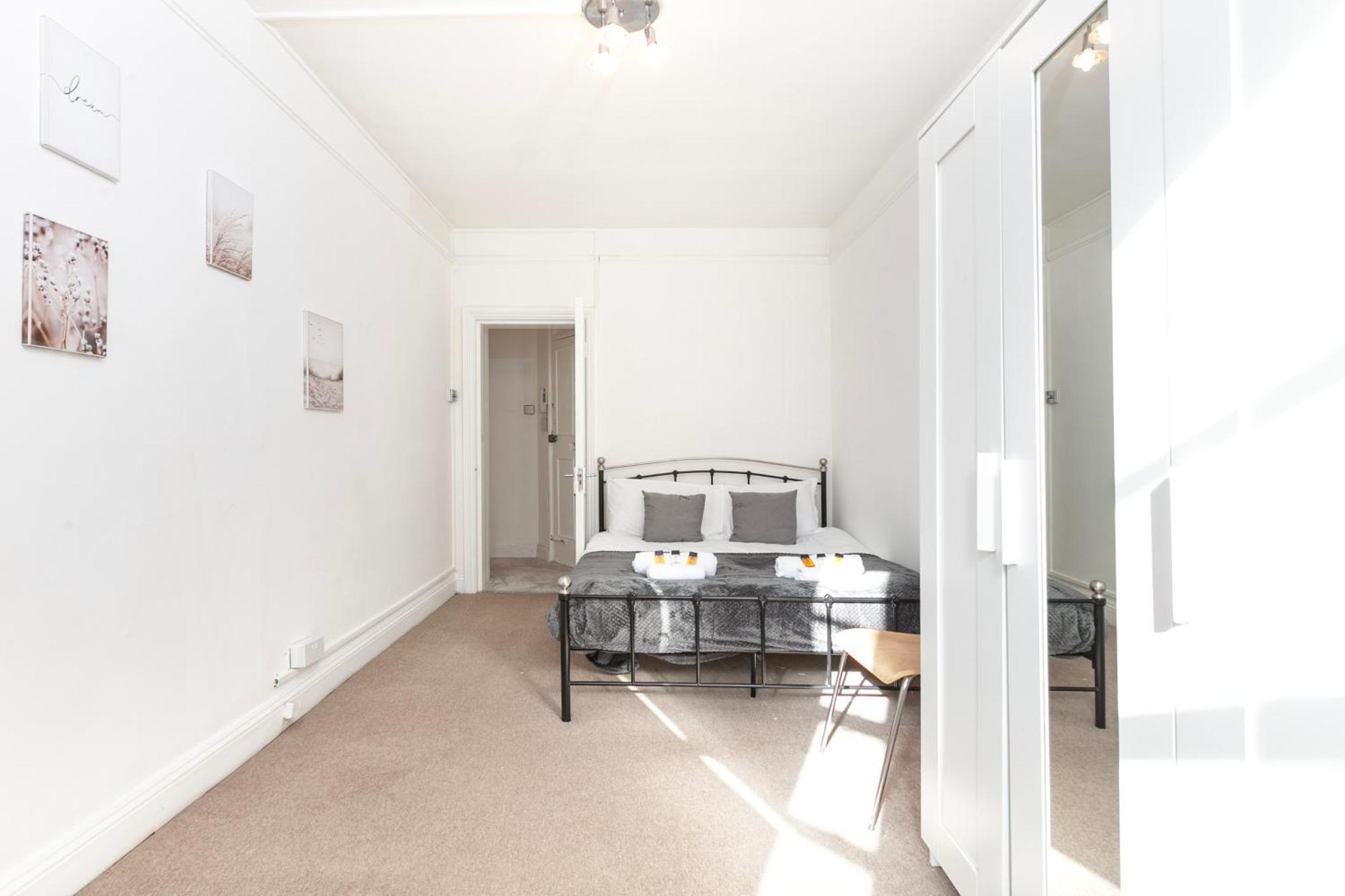Beautiful 3 Bedroom Flat In Scott Ellis Gardens * Londres
