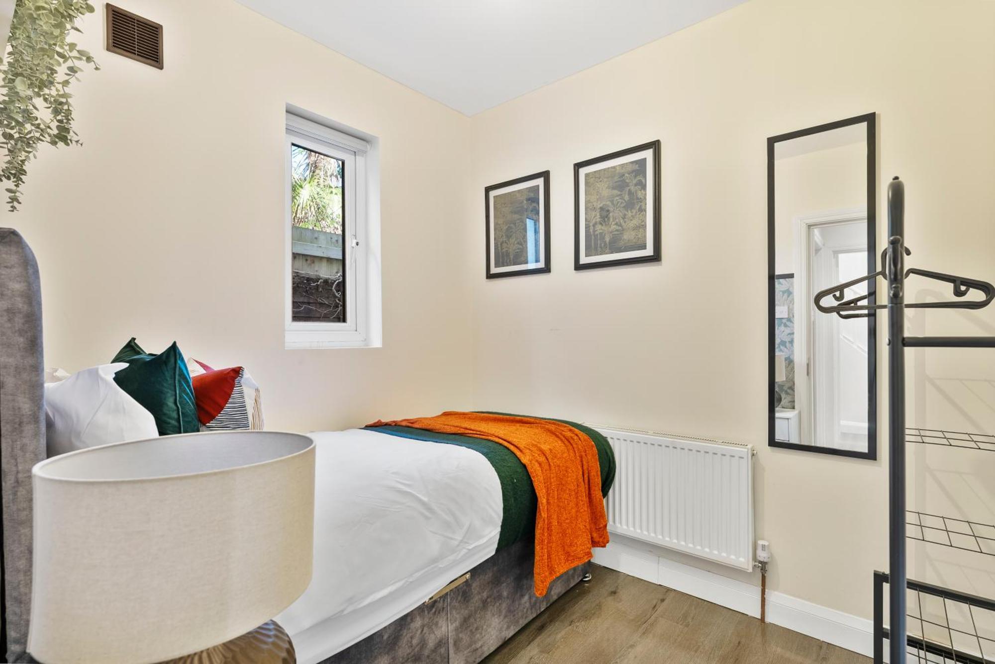 Stylish Wembley Gem - Parking -sleeps 14 Holiday home *
