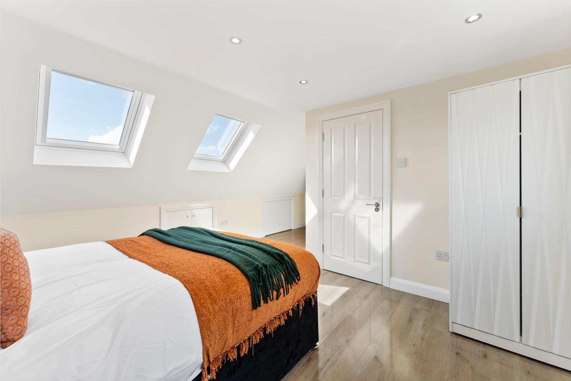 Holiday home Stylish Wembley Gem - Parking -sleeps 14 *