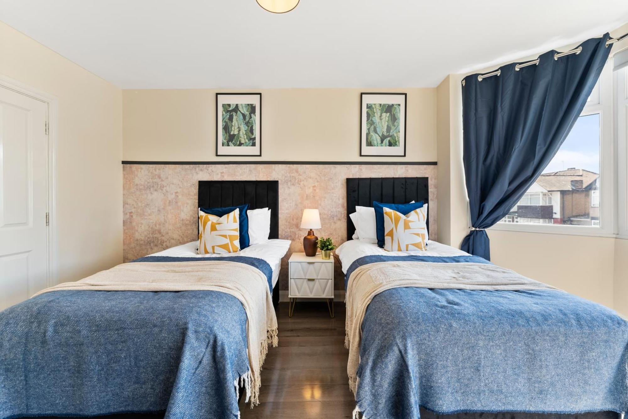 Holiday home Stylish Wembley Gem - Parking -sleeps 14 London