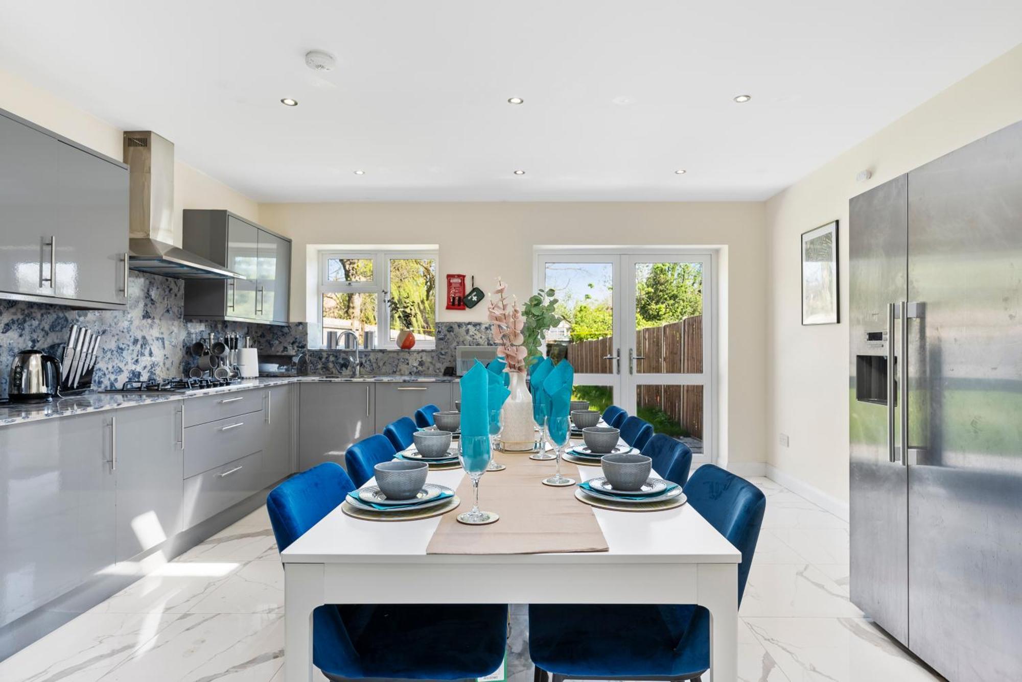 Stylish Wembley Gem - Parking -sleeps 14