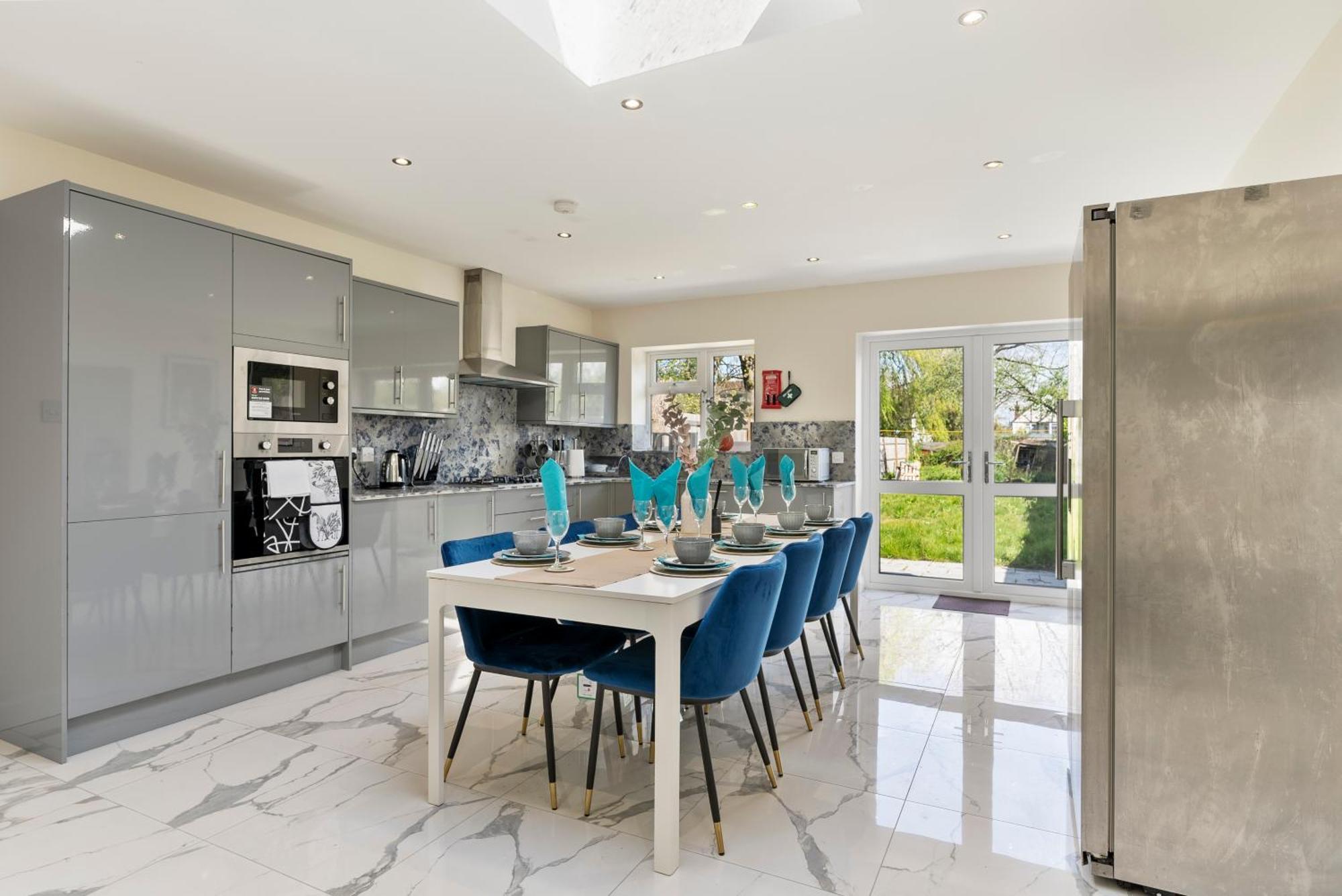 Holiday home Stylish Wembley Gem - Parking -sleeps 14