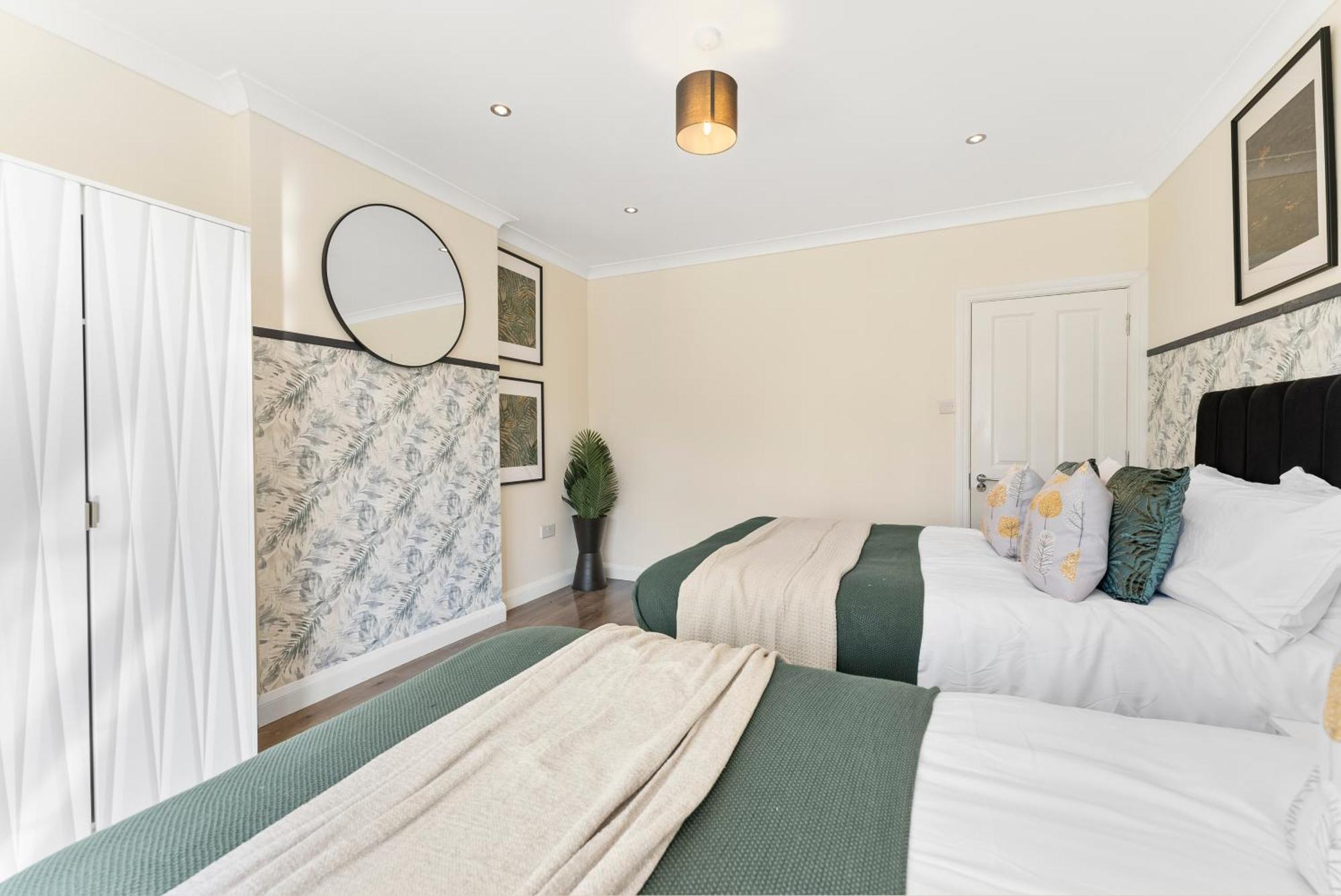 Stylish Wembley Gem - Parking -sleeps 14 Holiday home *