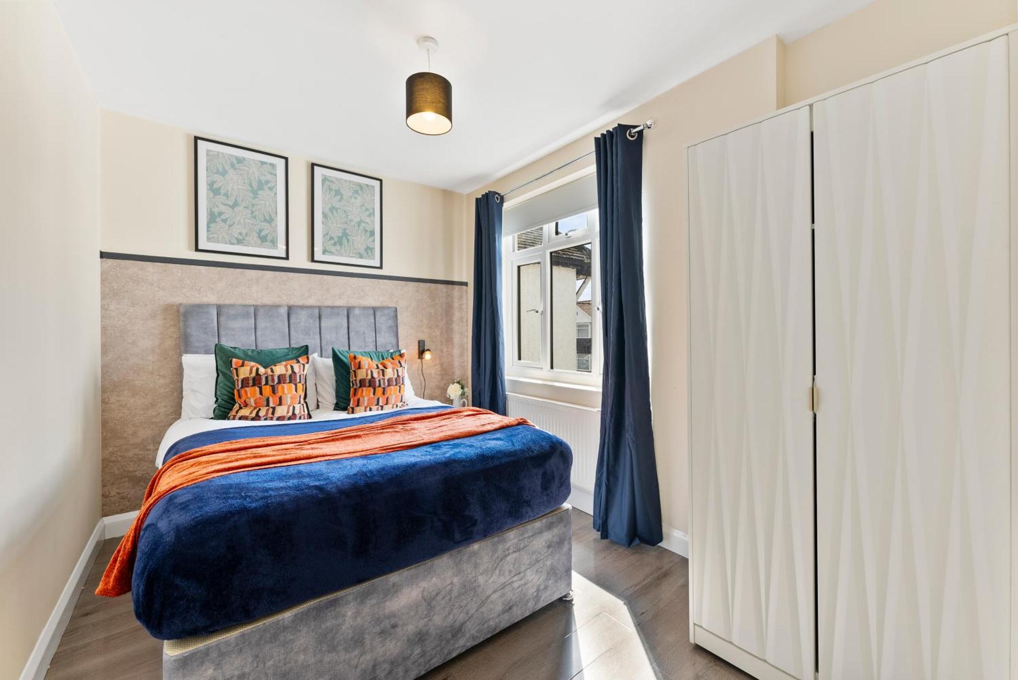 Stylish Wembley Gem - Parking -sleeps 14 Holiday home London