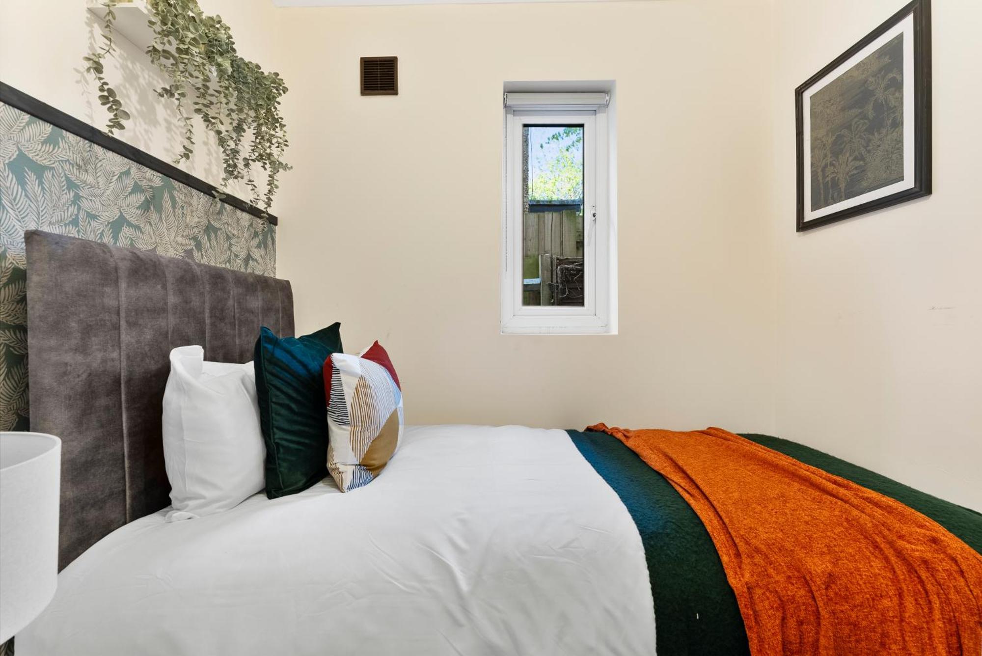 Stylish Wembley Gem - Parking -sleeps 14 Holiday home *