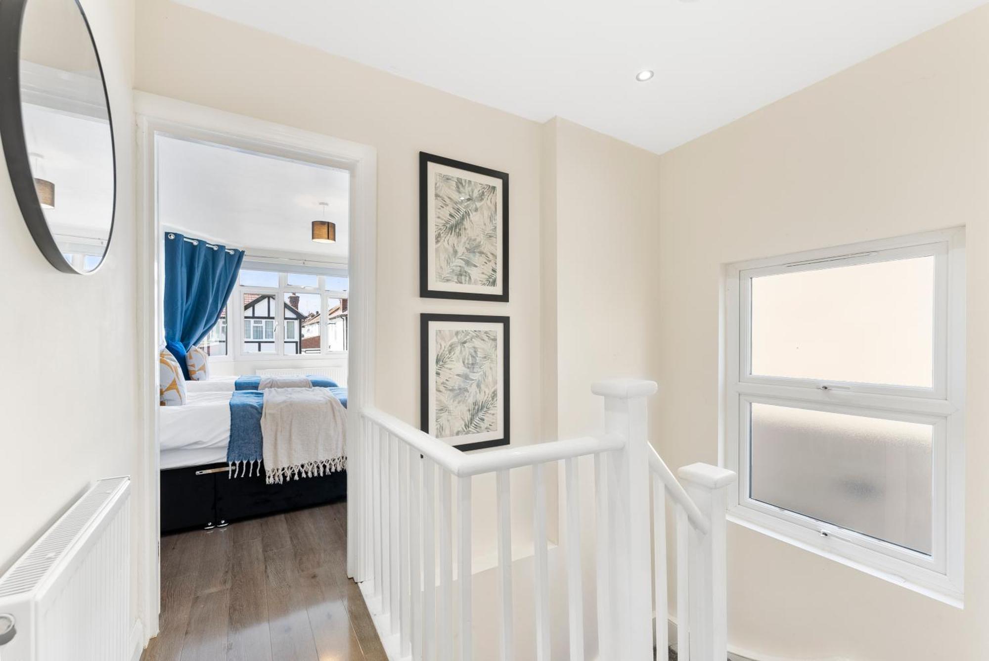 Holiday home Stylish Wembley Gem - Parking -sleeps 14 *