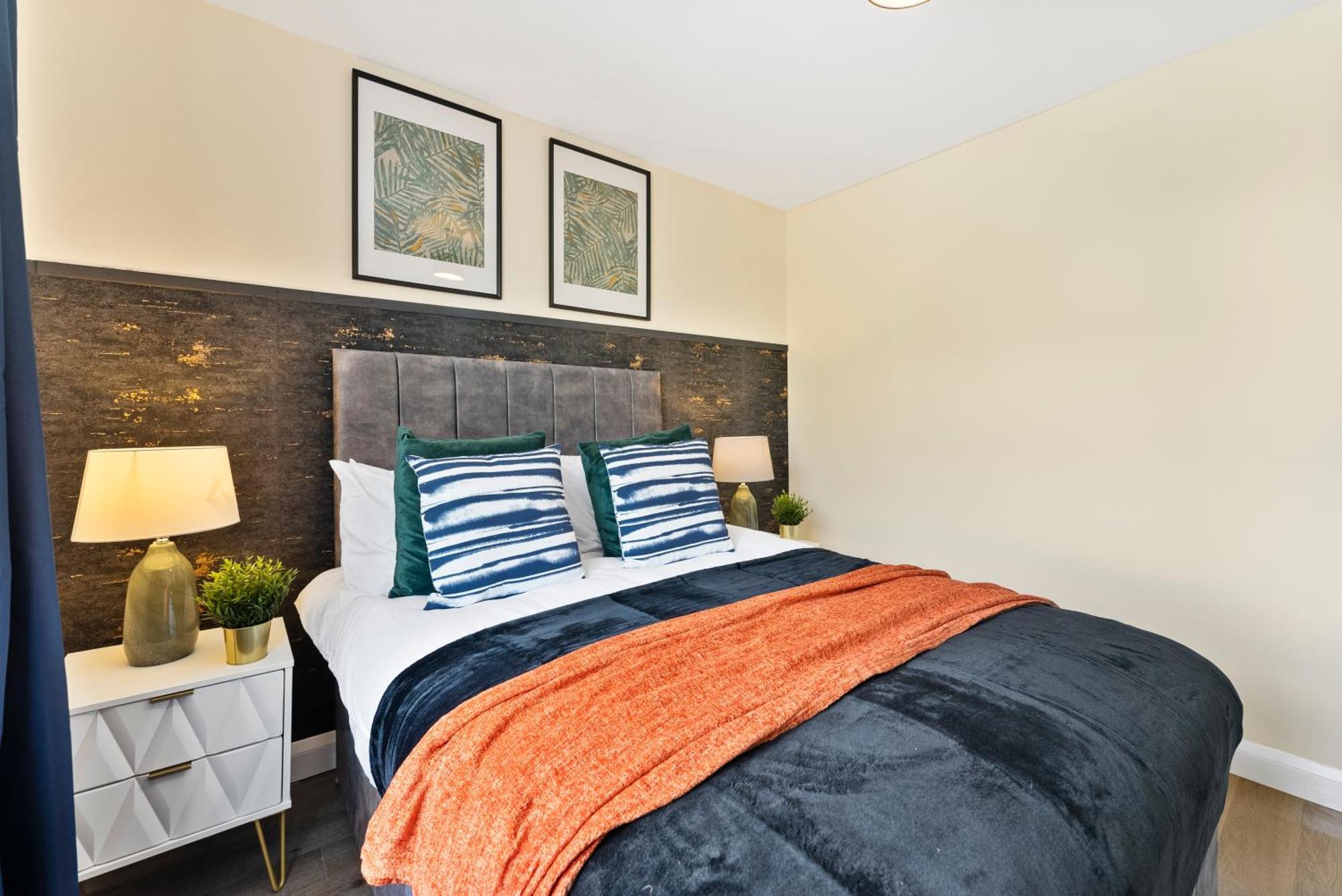 Holiday home Stylish Wembley Gem - Parking -sleeps 14