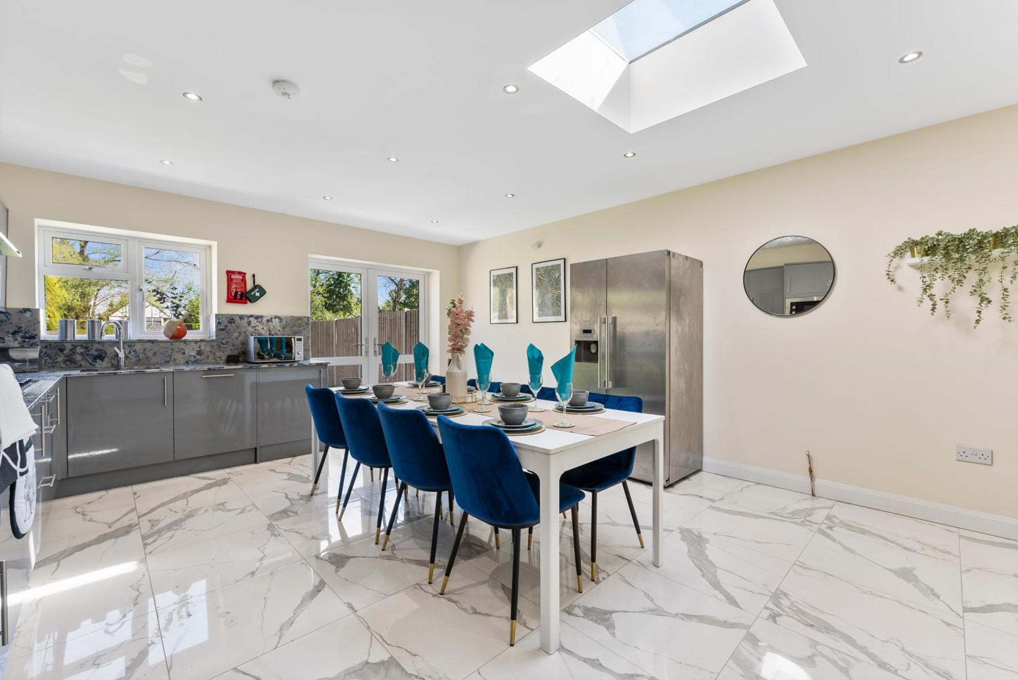 Holiday home Stylish Wembley Gem - Parking -sleeps 14 London