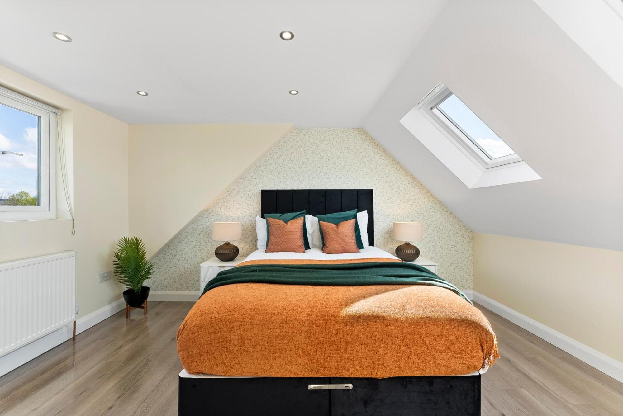 Stylish Wembley Gem - Parking -sleeps 14 Holiday home