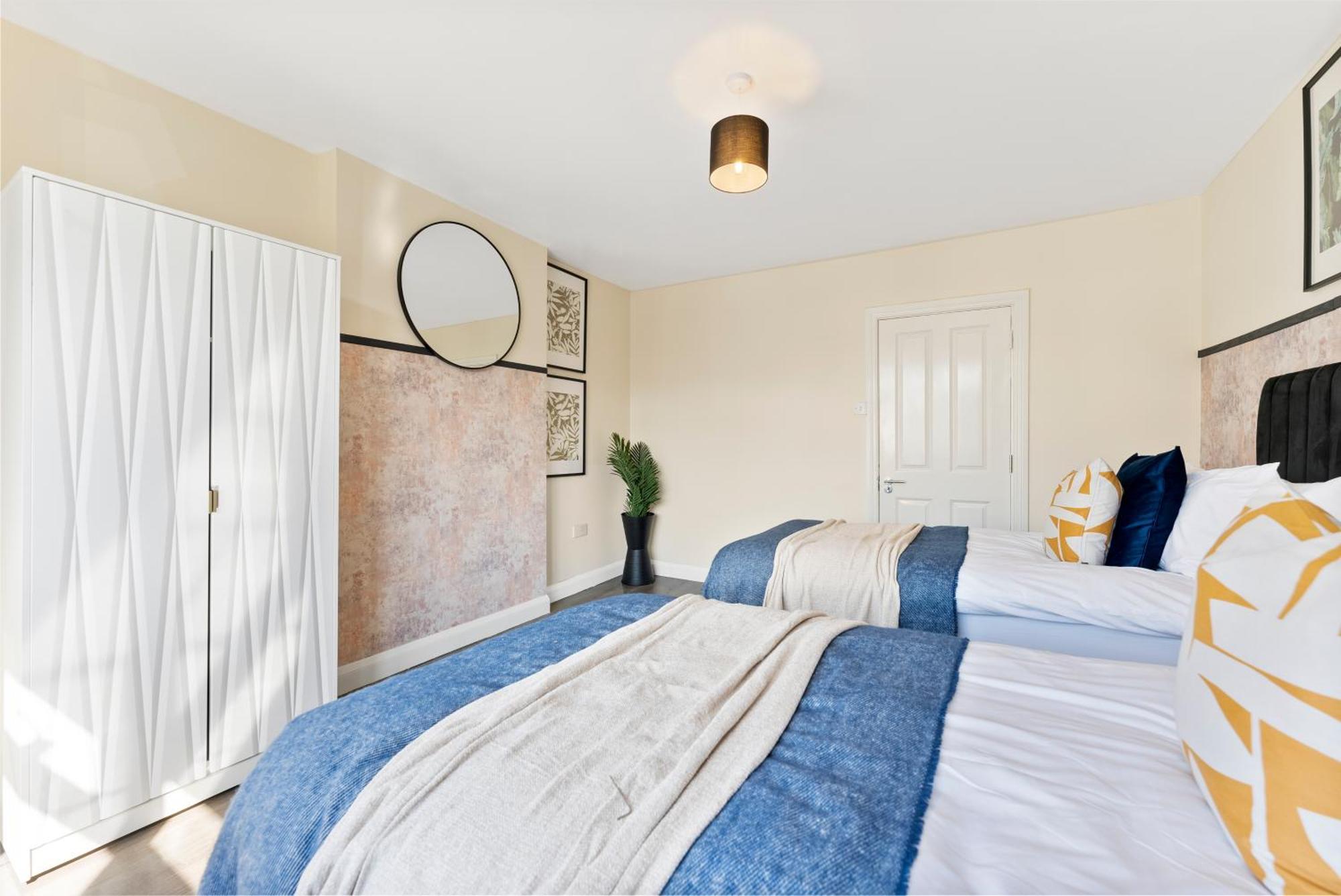 Holiday home Stylish Wembley Gem - Parking -sleeps 14