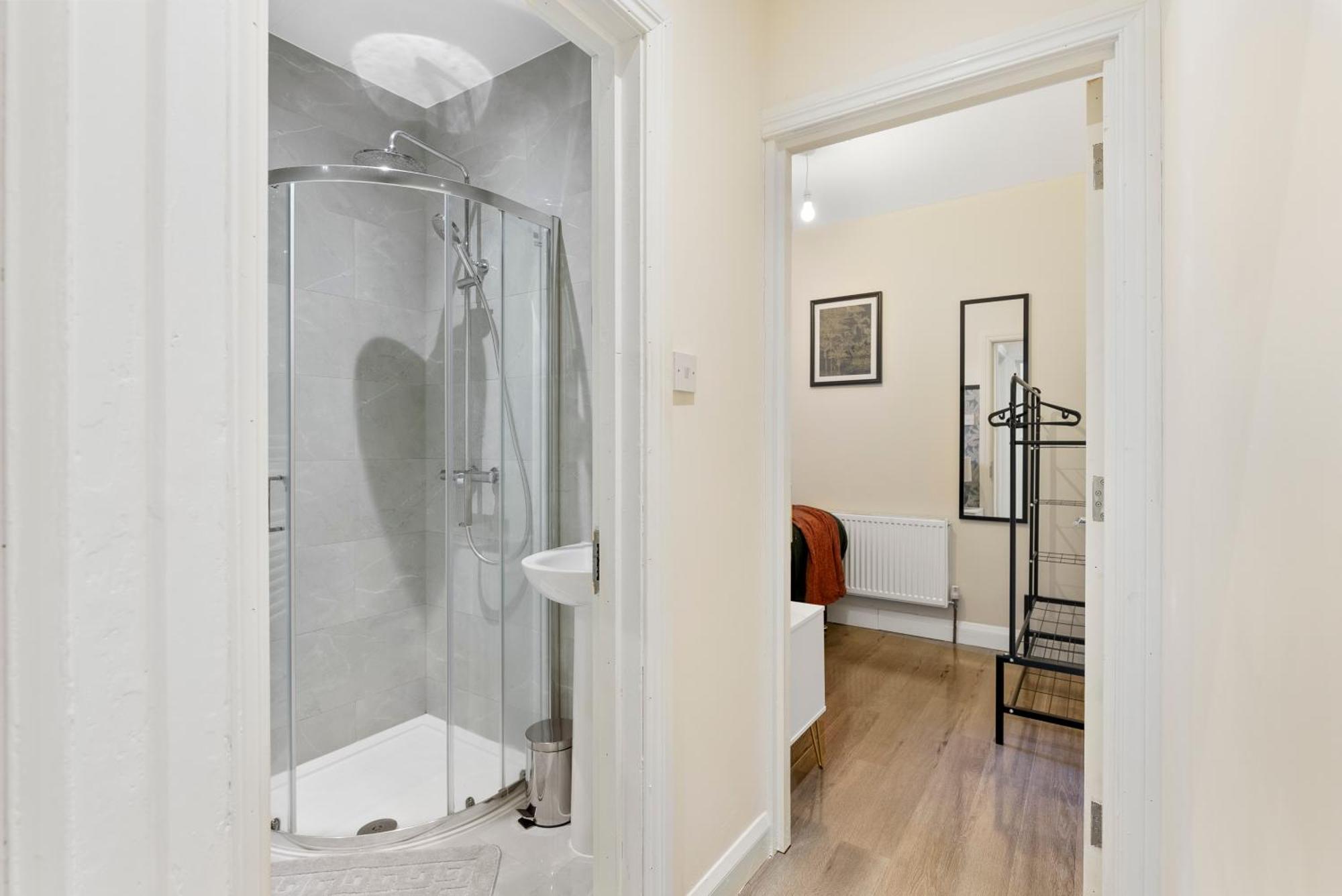 Holiday home Stylish Wembley Gem - Parking -sleeps 14 London