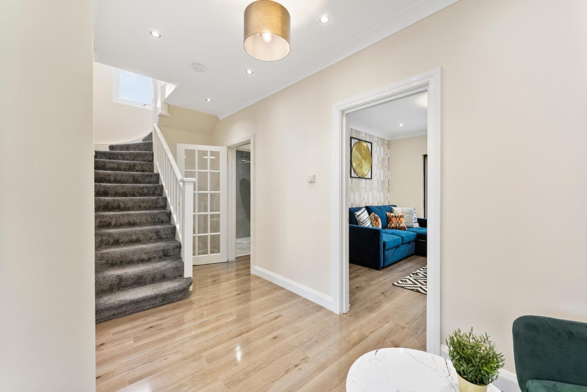 Stylish Wembley Gem - Parking -sleeps 14 *