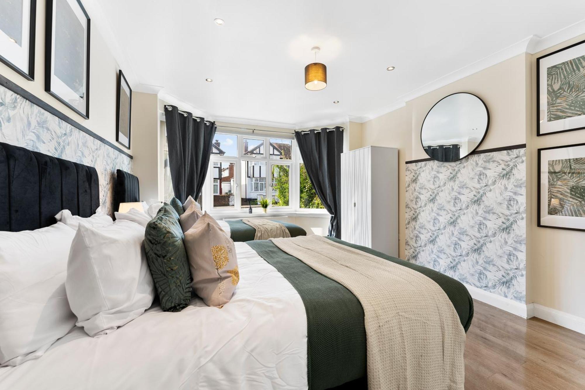 Holiday home Stylish Wembley Gem - Parking -sleeps 14 *