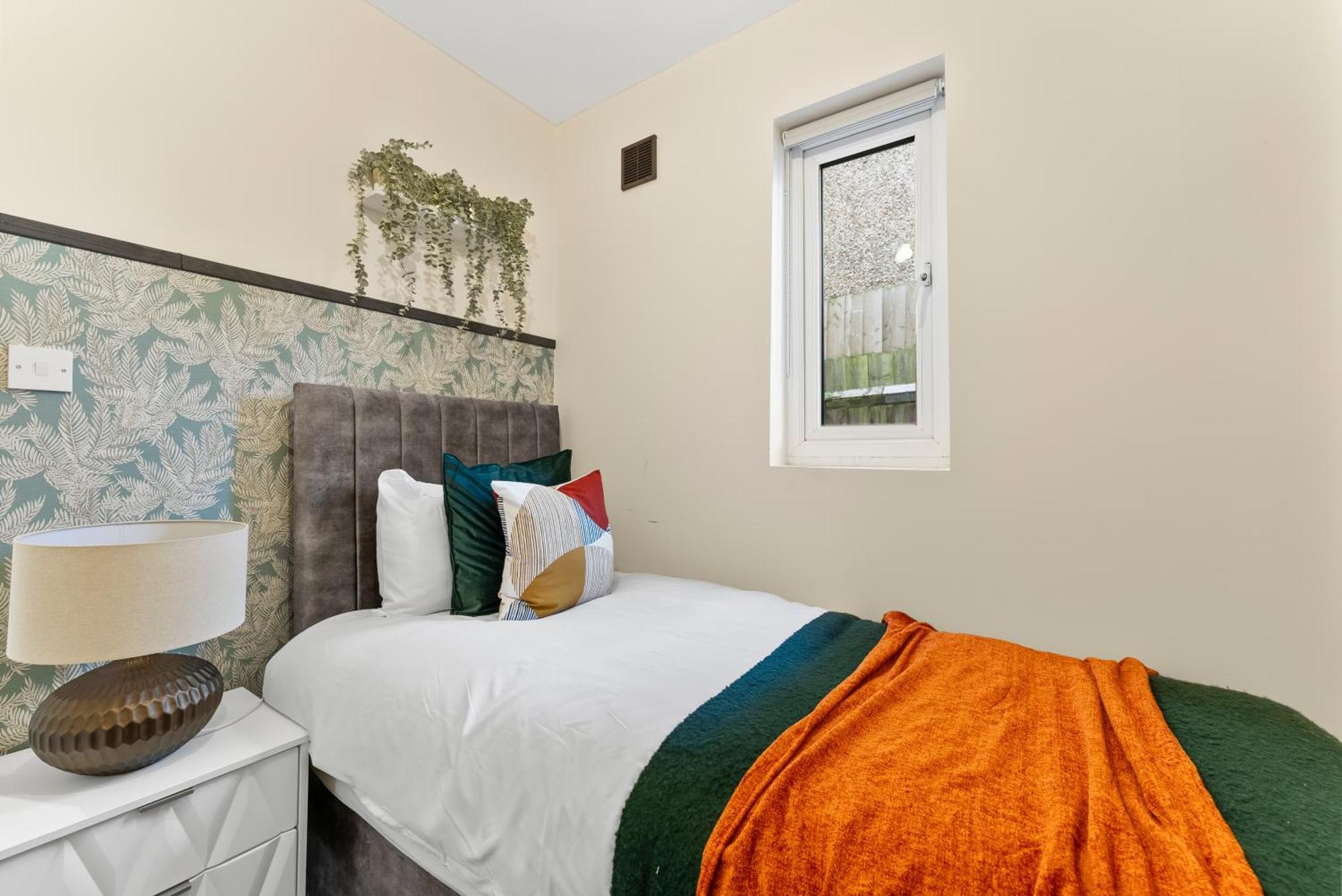 Stylish Wembley Gem - Parking -sleeps 14 *