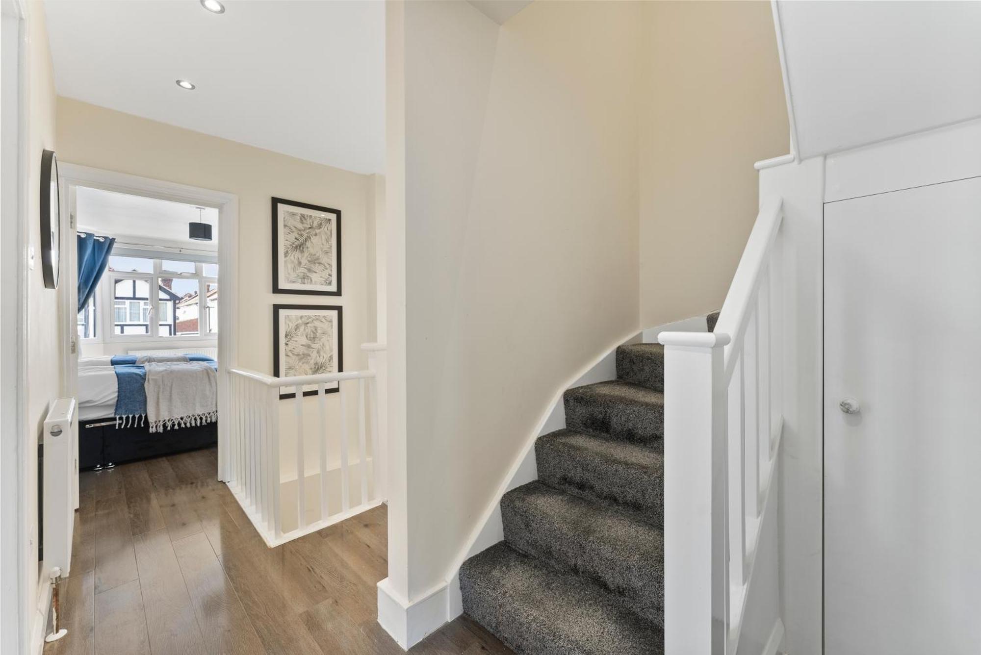 Holiday home Stylish Wembley Gem - Parking -sleeps 14