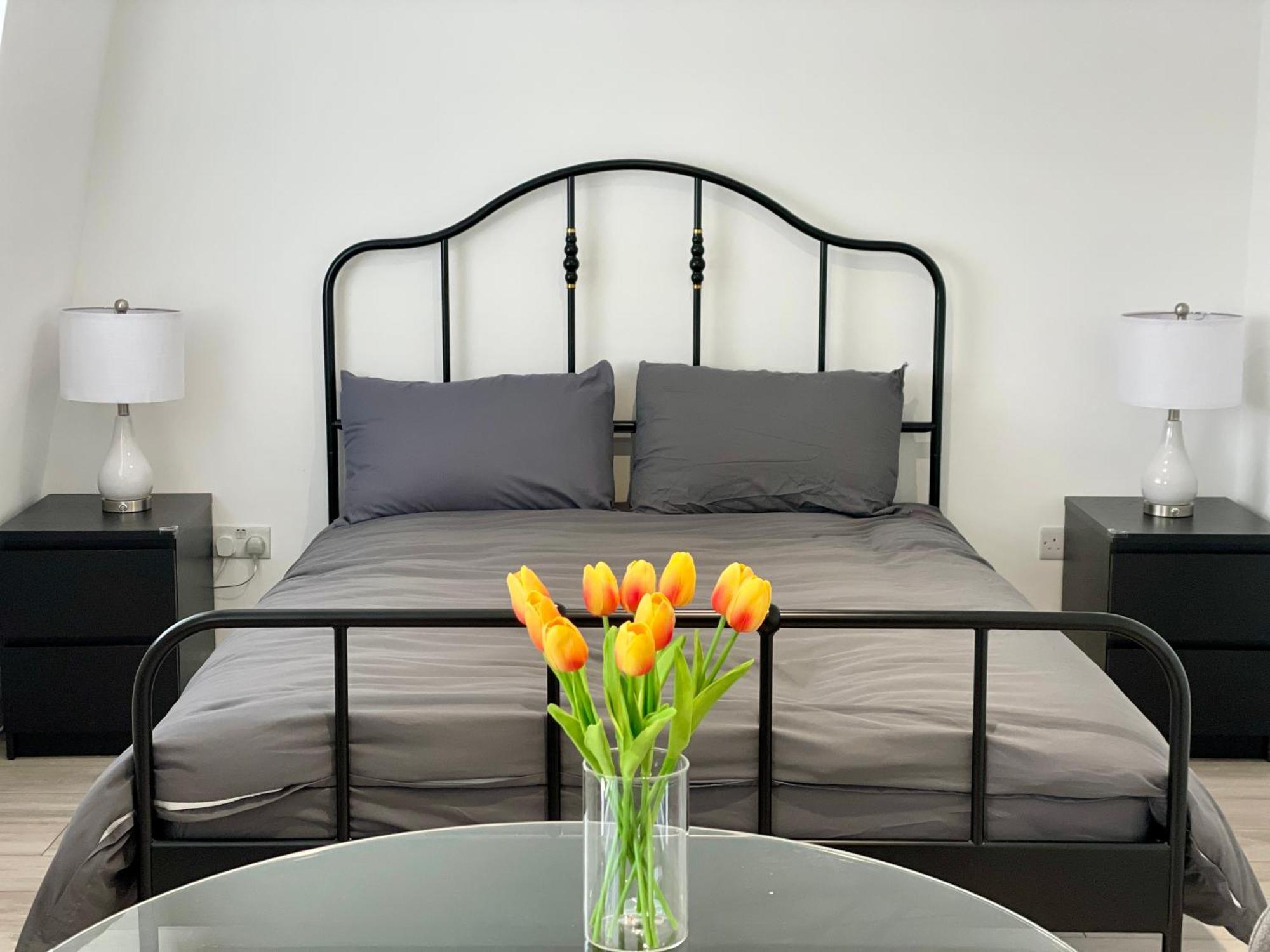 Two Rooms, Balcony, Private Bathroom London
