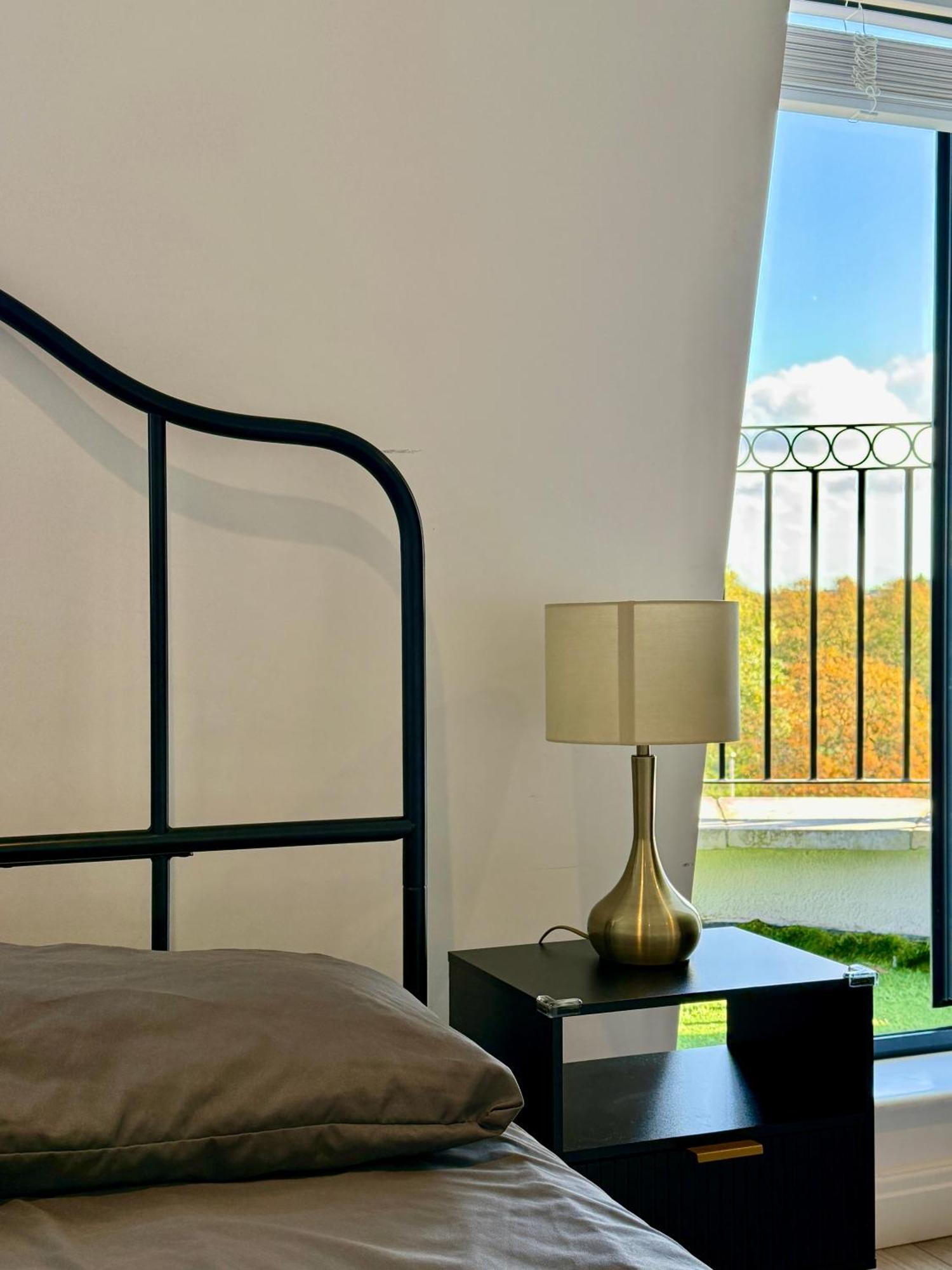 Two Rooms, Balcony, Private Bathroom Guest house *