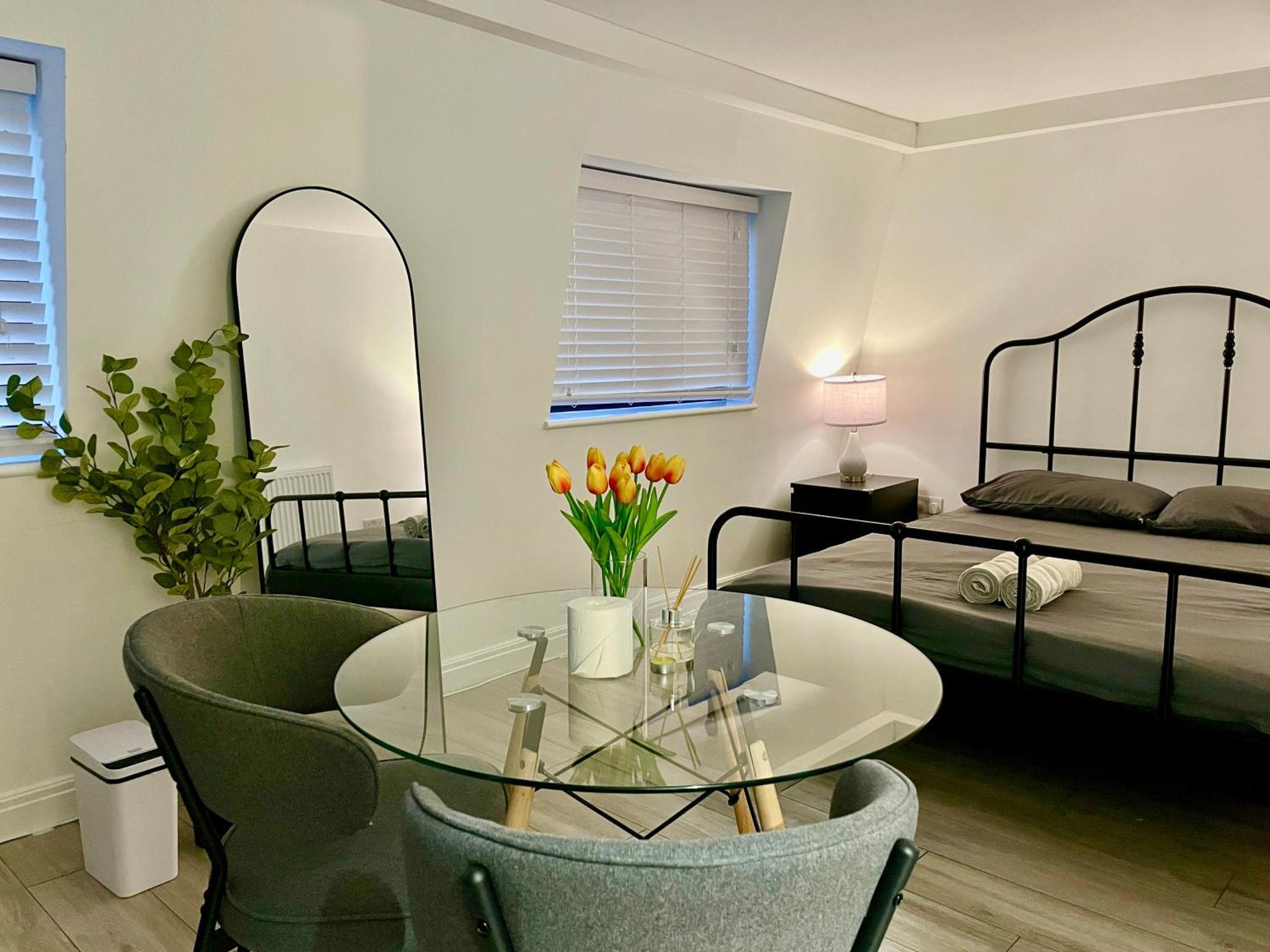 Two Rooms, Balcony, Private Bathroom Guest house London