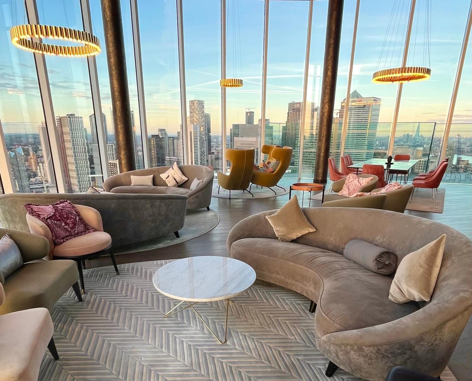 Luxury In Canary Wharf Centre With Private Balcony, And 360 Skyline View Apartment London