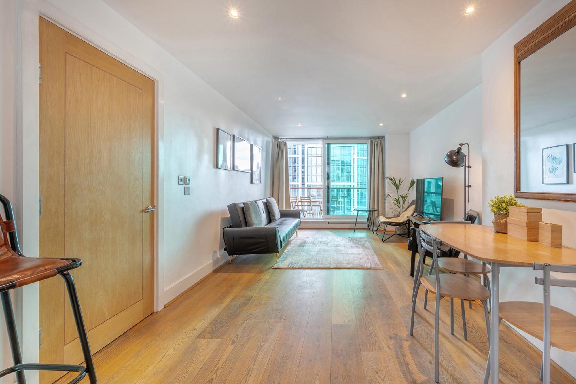 Riverside Balcony Apartments, 10 Minutes From Oxford Circus Apartment