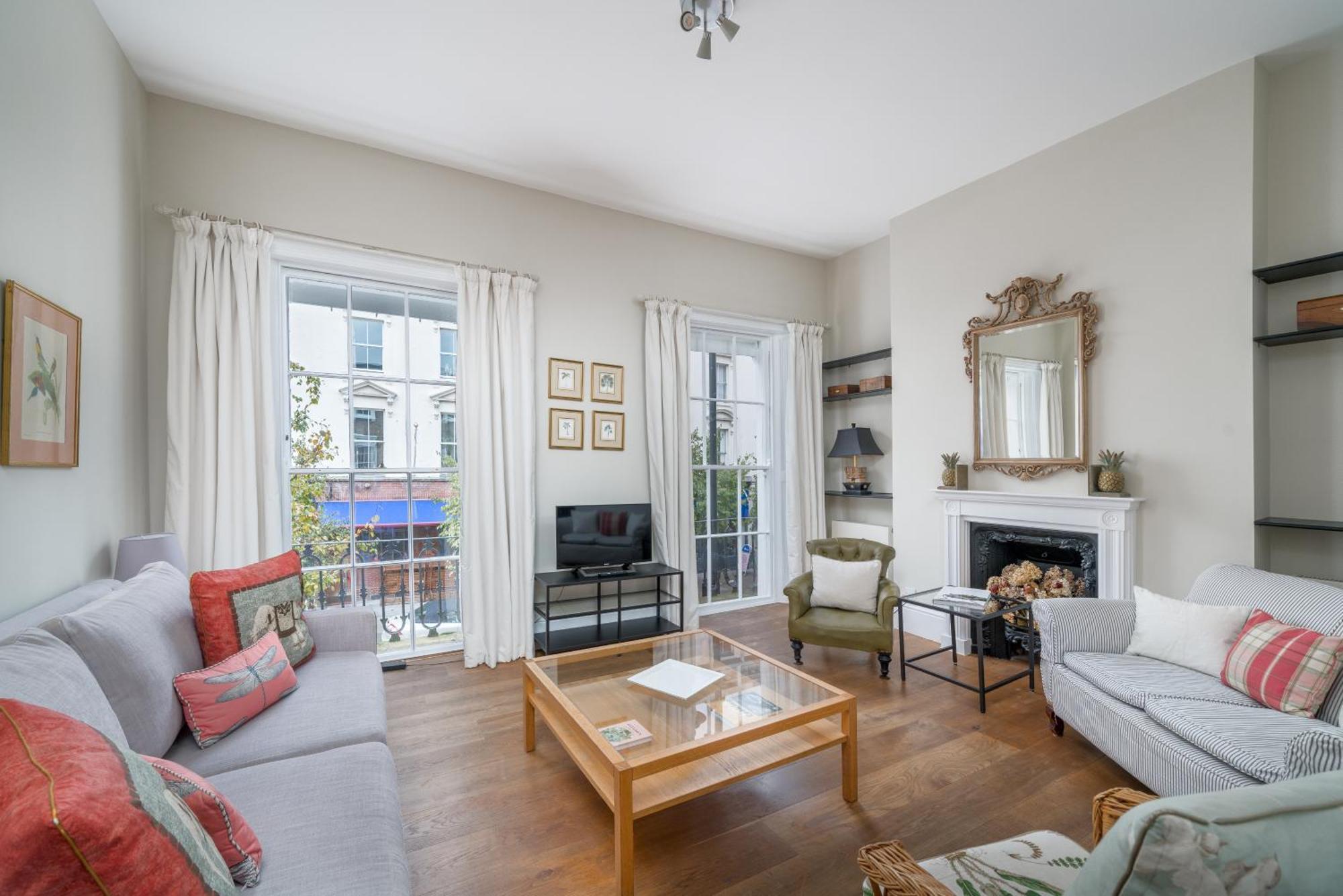 Spacious Flat Near Victoria And Warwick Square Leilighet London