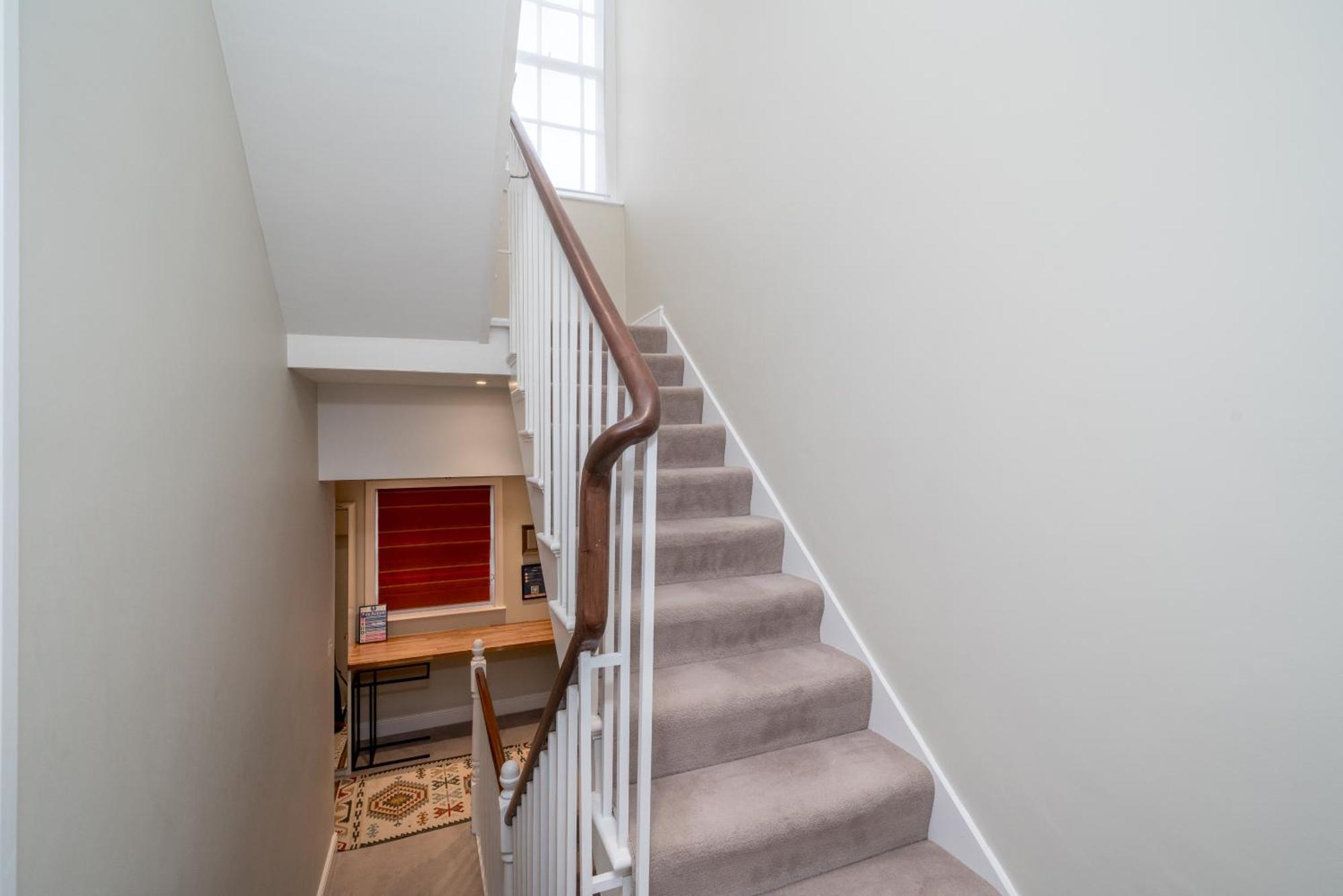 Spacious Flat Near Victoria And Warwick Square Leilighet
