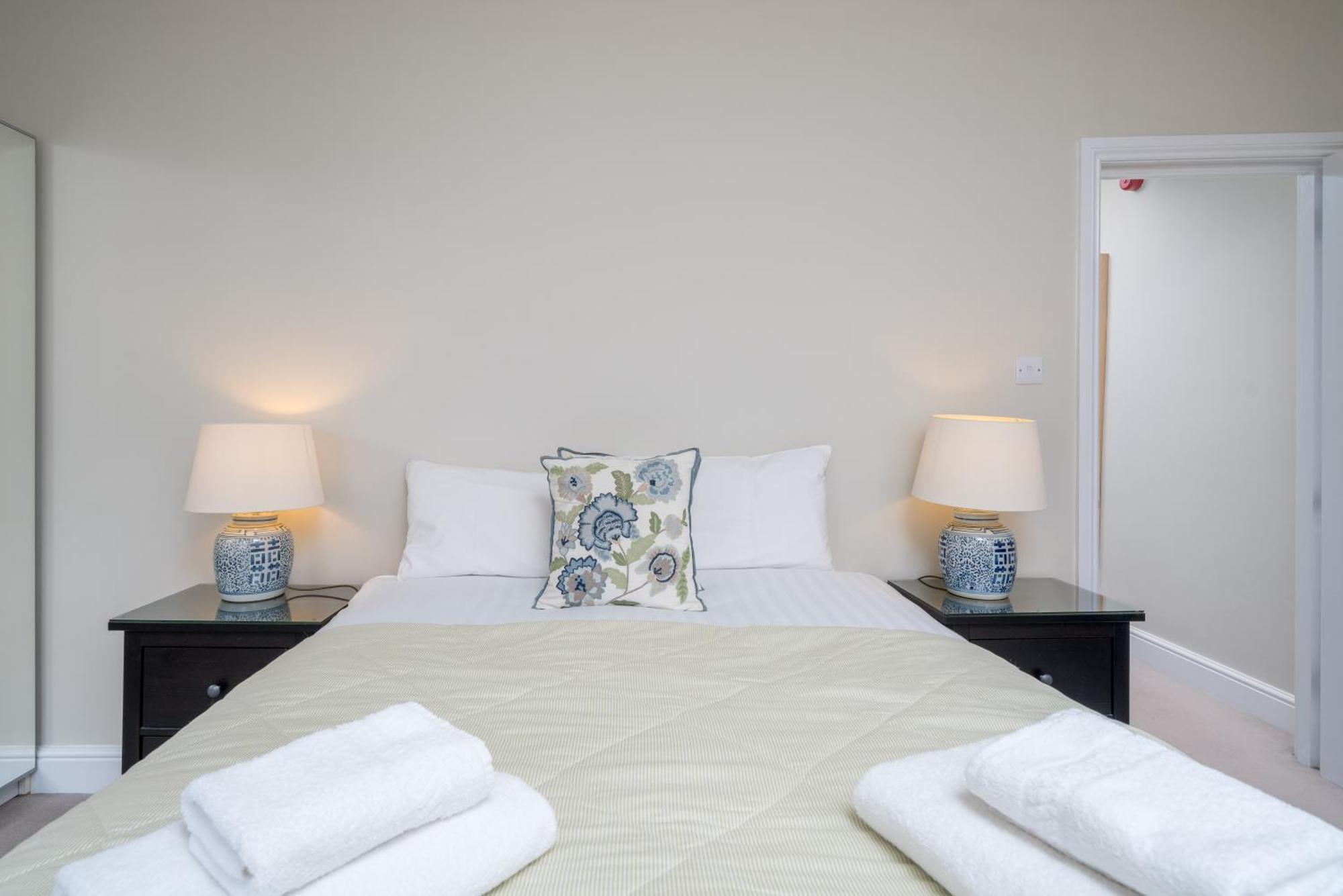 Spacious Flat Near Victoria And Warwick Square Leilighet London