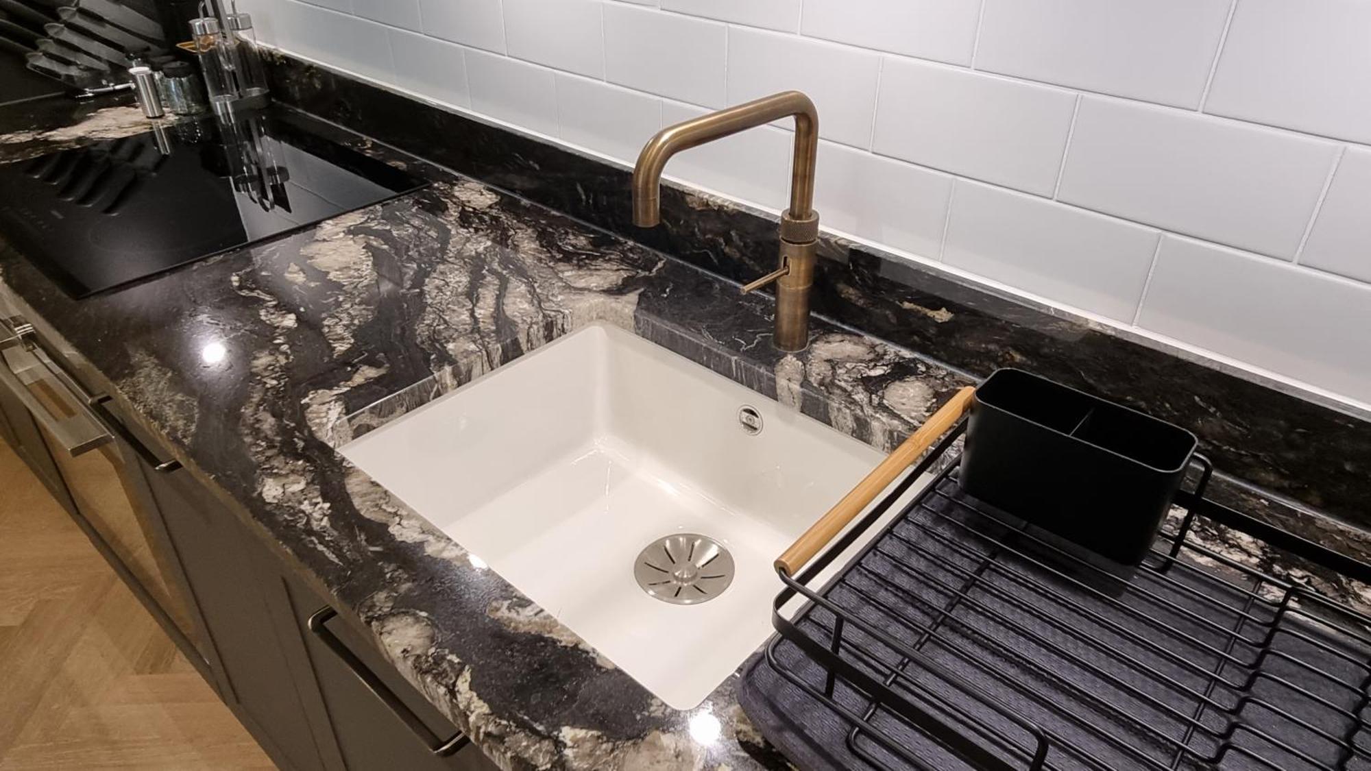 Five Star Luxury One Bed In Leafy West Hampstead Apartment London