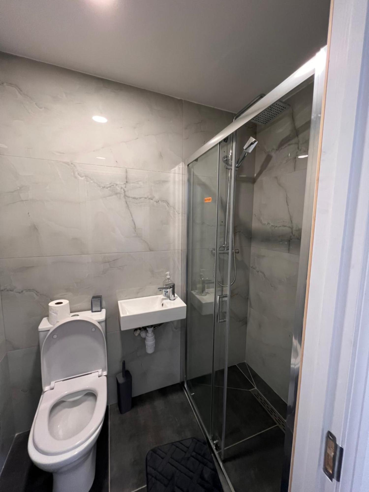 Gladstone Avenue Apartment *