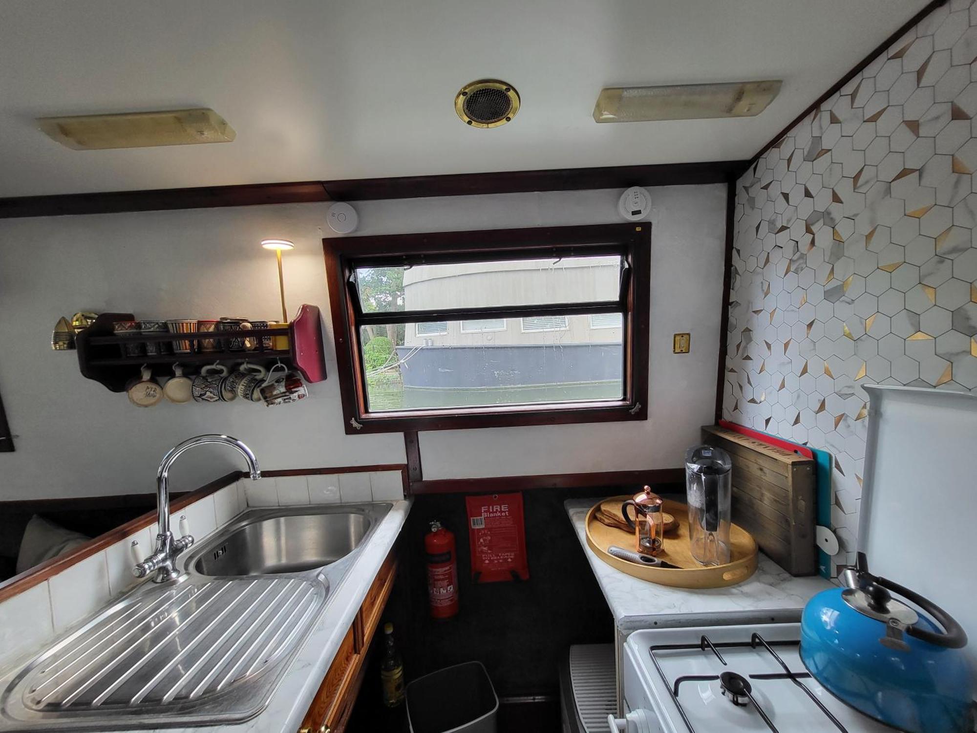Comfy Canal Boat In Little Venice For Family & Friends Botel London