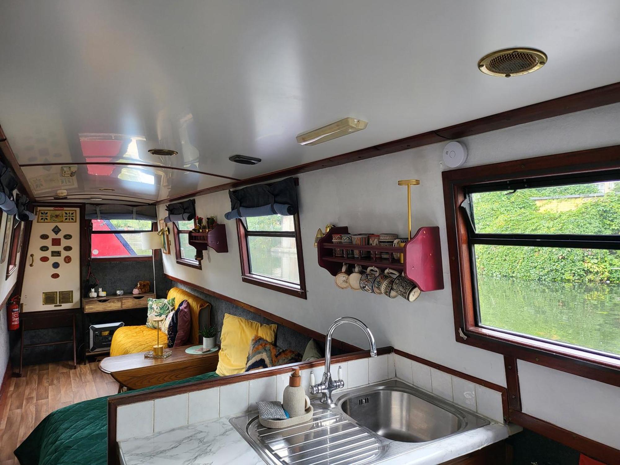 Comfy Canal Boat In Little Venice For Family & Friends London