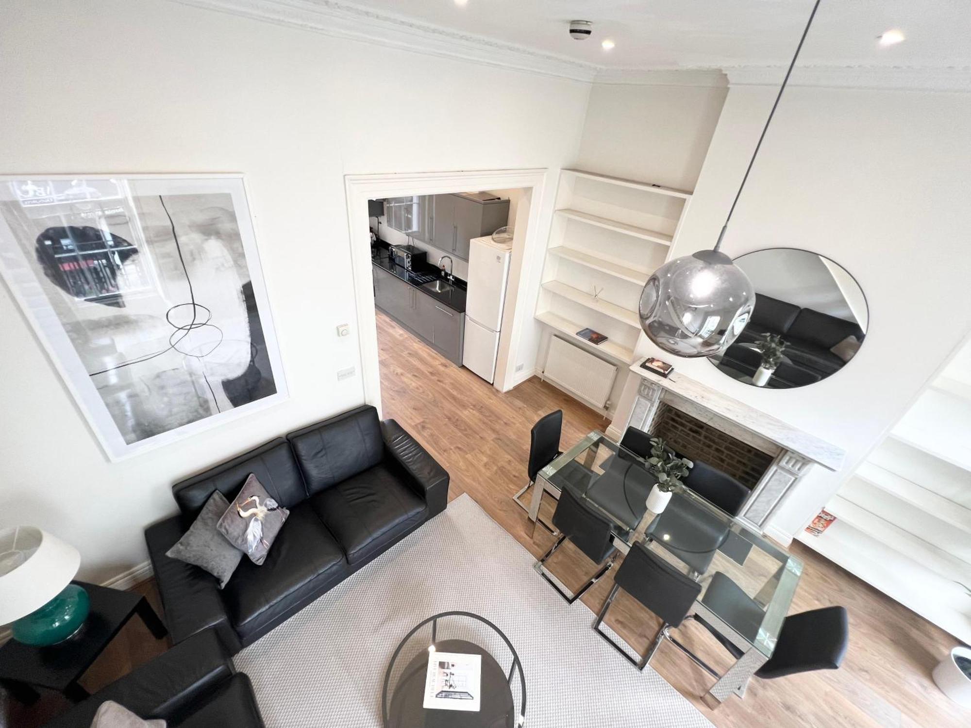 Large 3 Bed 3 Bath Apartment- Leilighet