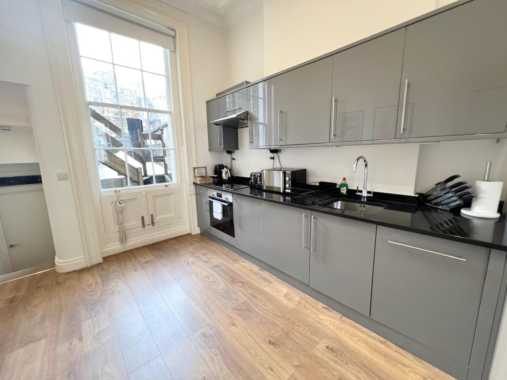 Large 3 Bed 3 Bath Apartment- Leilighet *