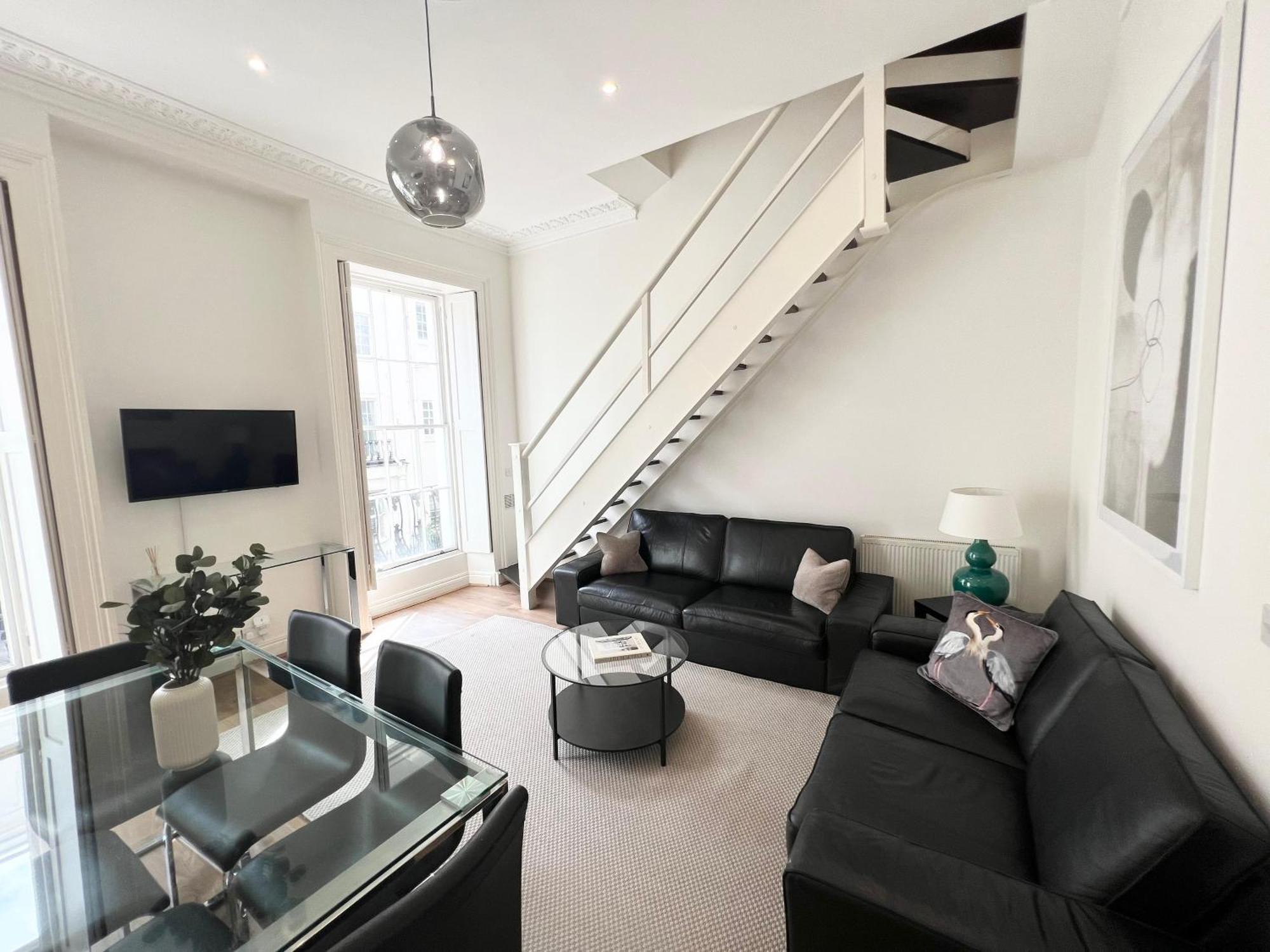 Large 3 Bed 3 Bath Apartment- Apartment London