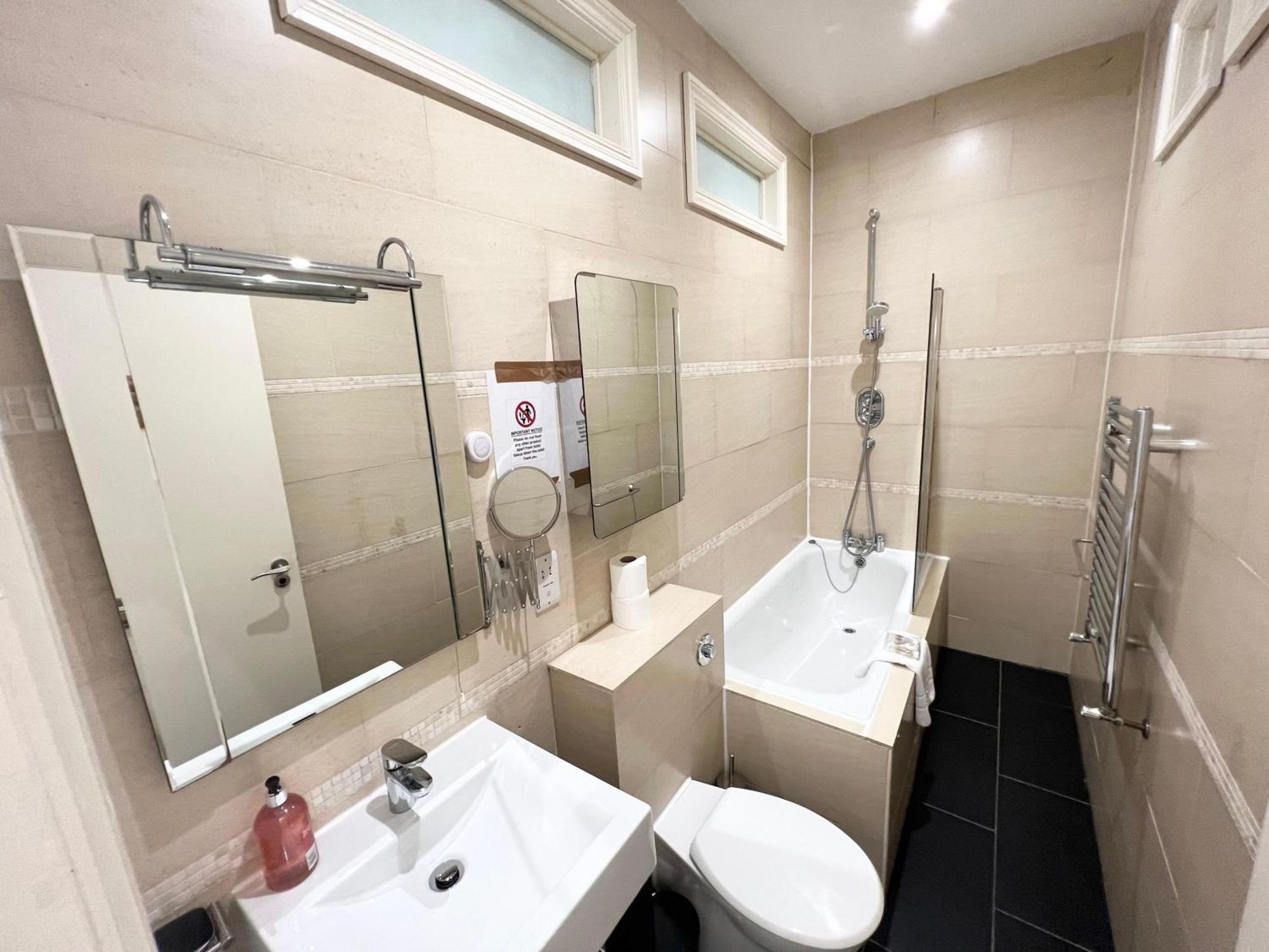 Leilighet Large 3 Bed 3 Bath Apartment- *