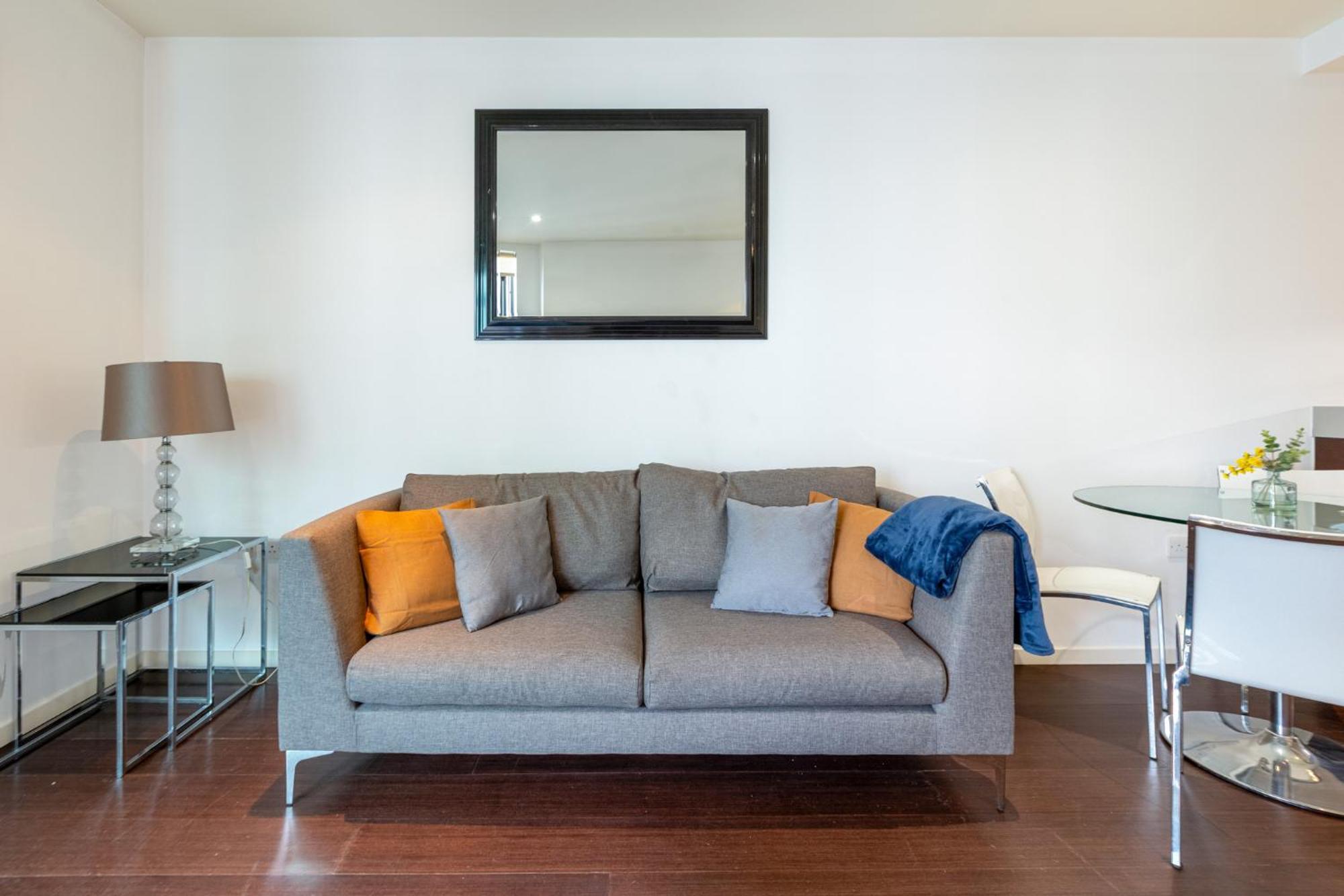 Luxury 1 Bedroom Canary Wharf Couples & Work-friendly * London