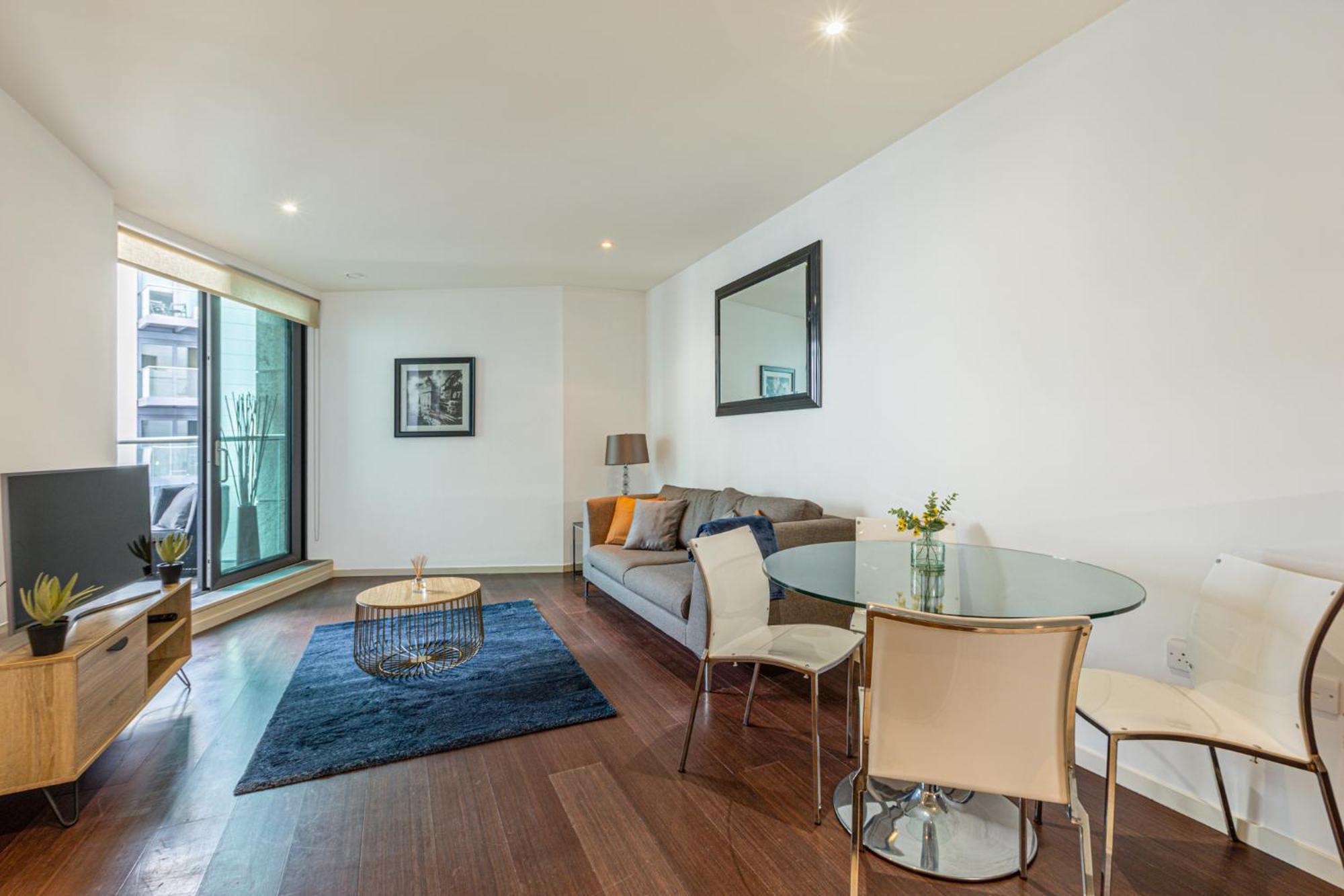 Luxury 1 Bedroom Canary Wharf Couples & Work-friendly *